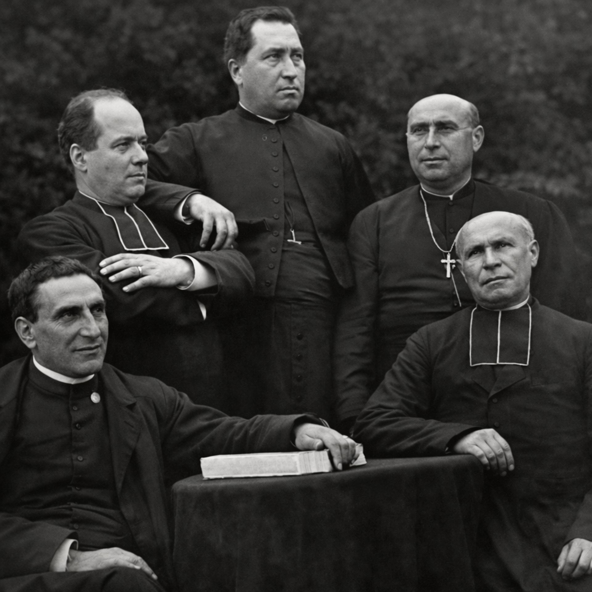 black and white bed linen