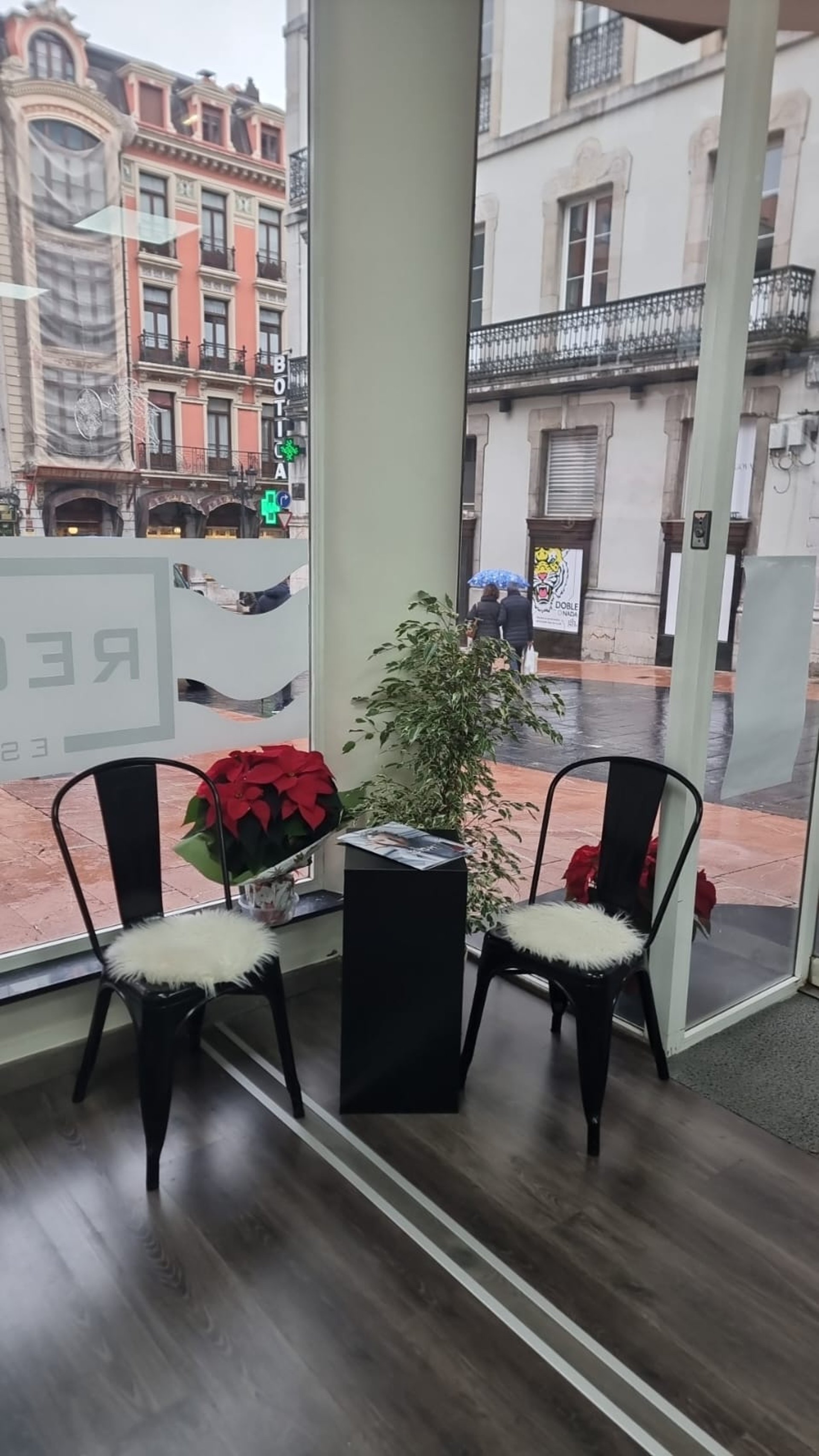 gray computer monitor