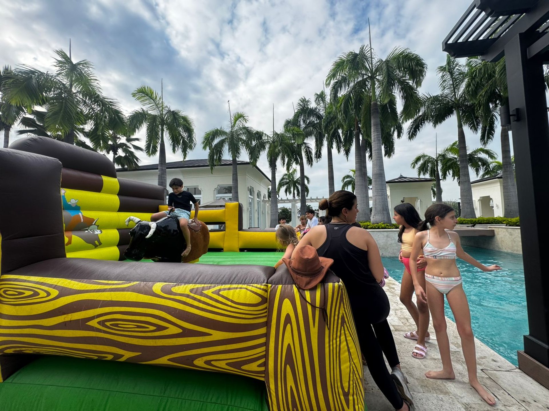 black and white bed linen