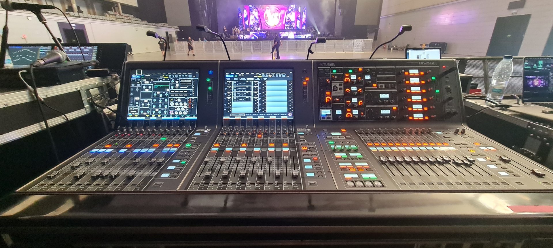 black and white bed linen