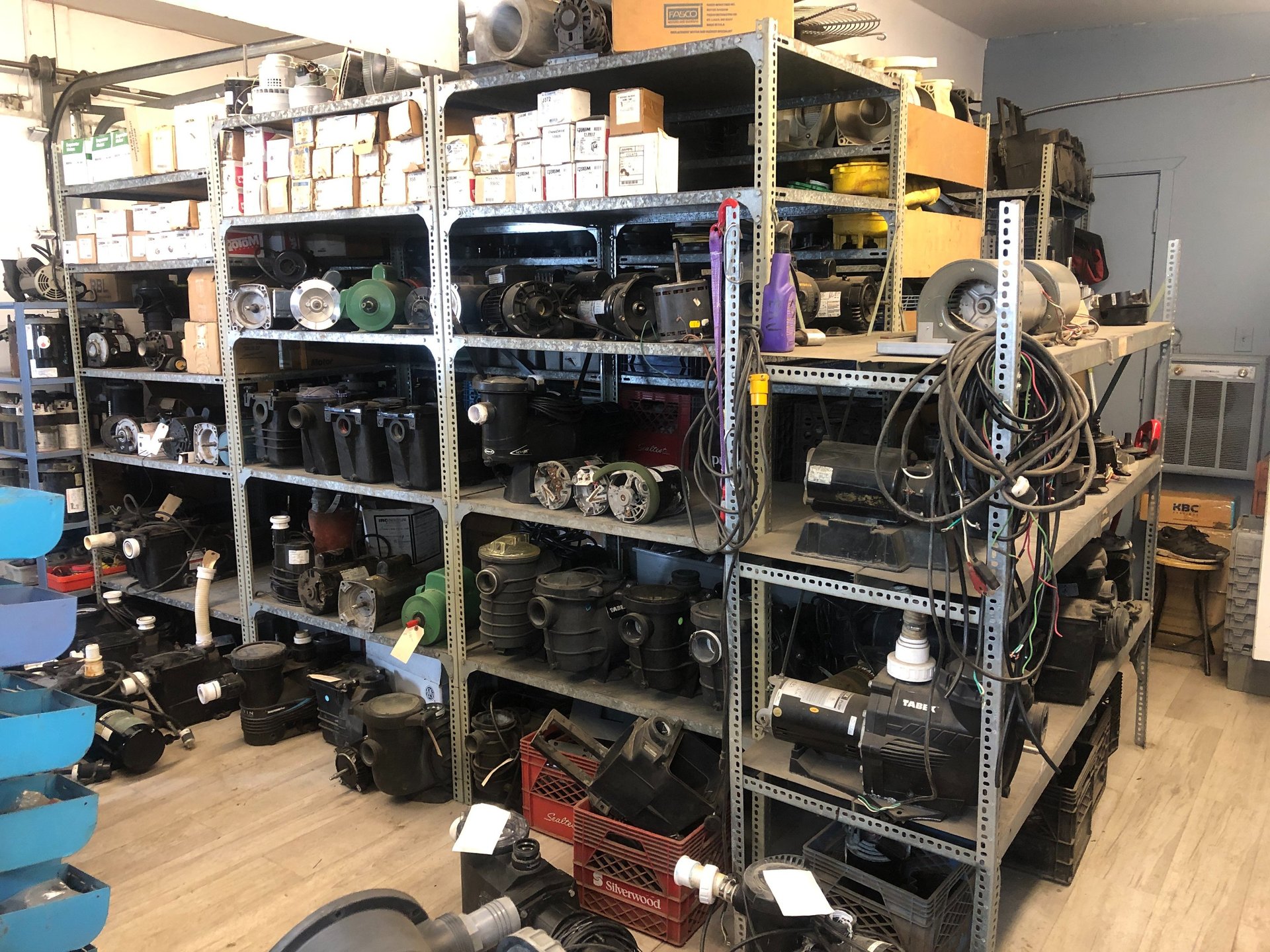 gray computer monitor