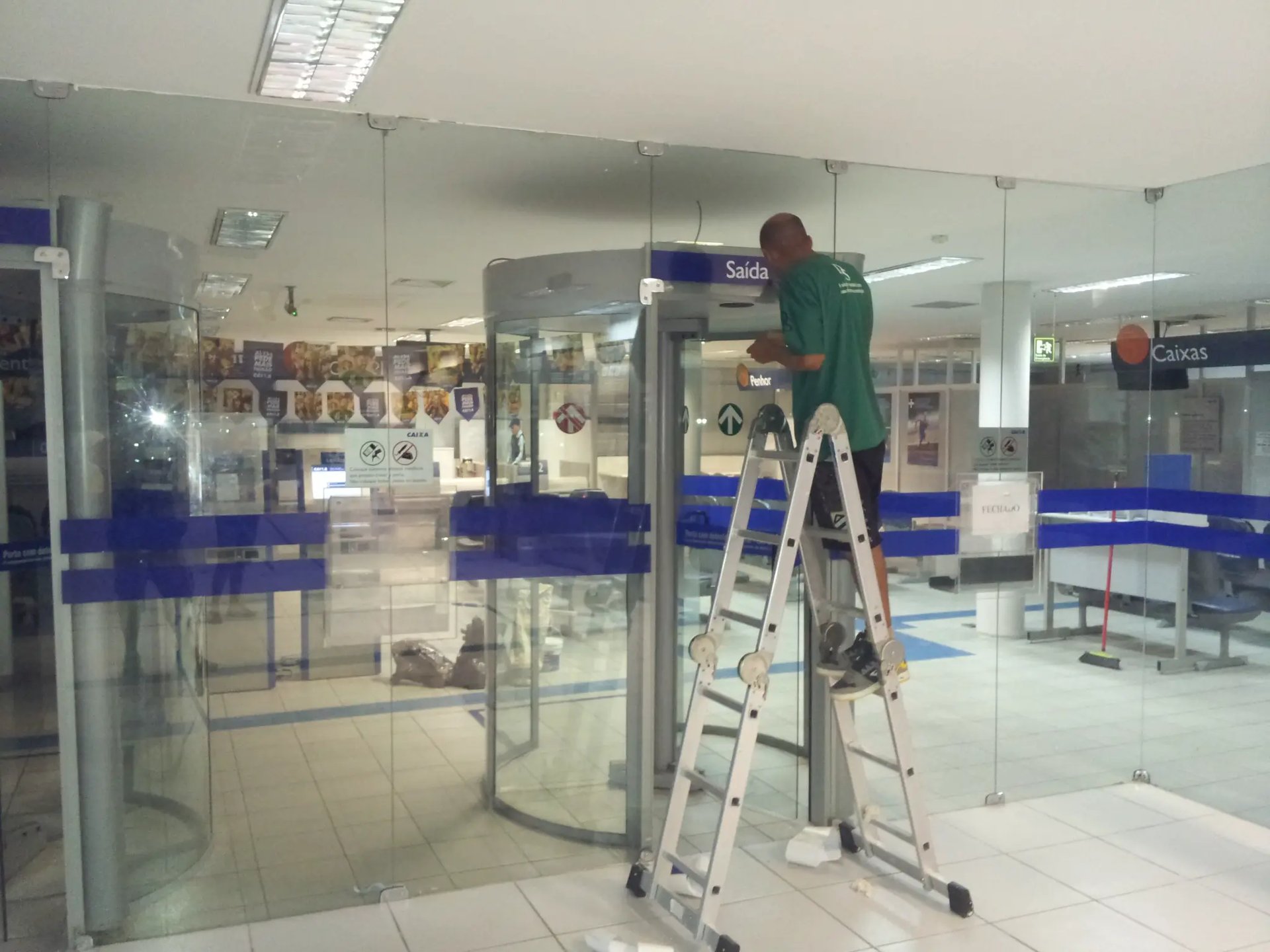 gray computer monitor