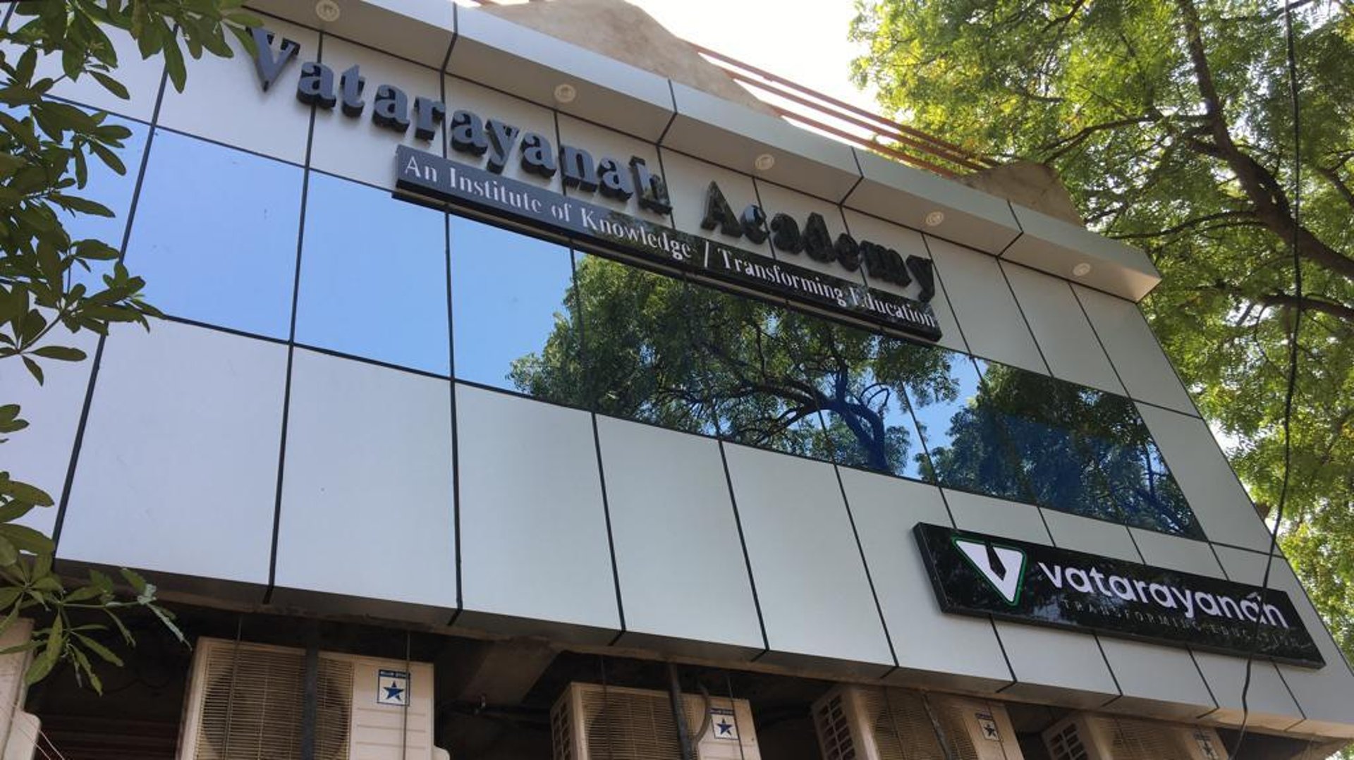 gray computer monitor