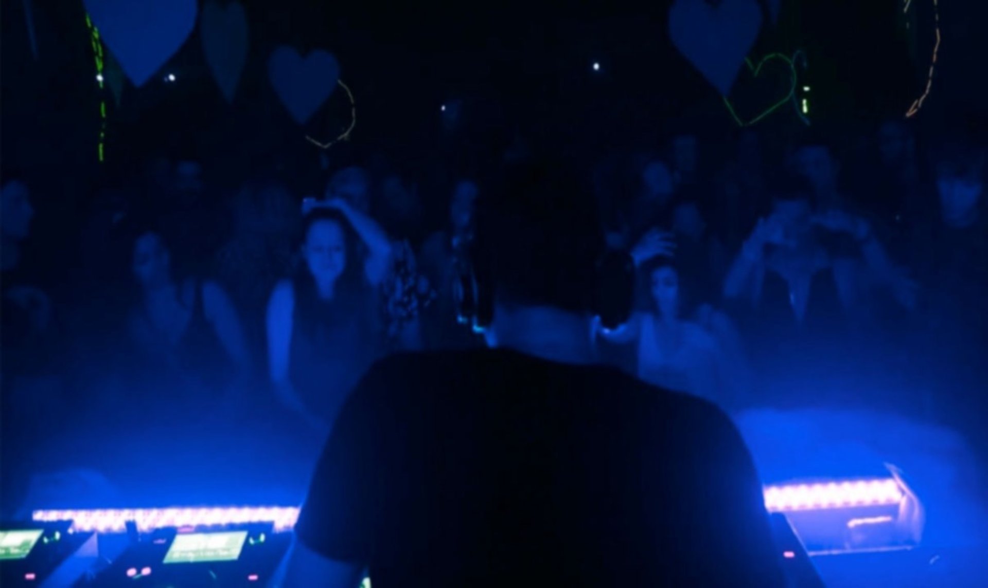 gray computer monitor