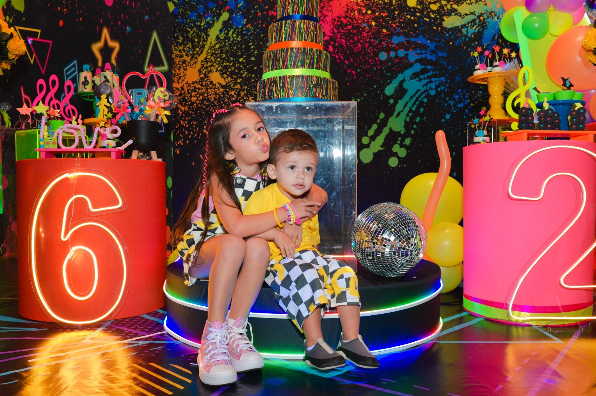 black and white bed linen