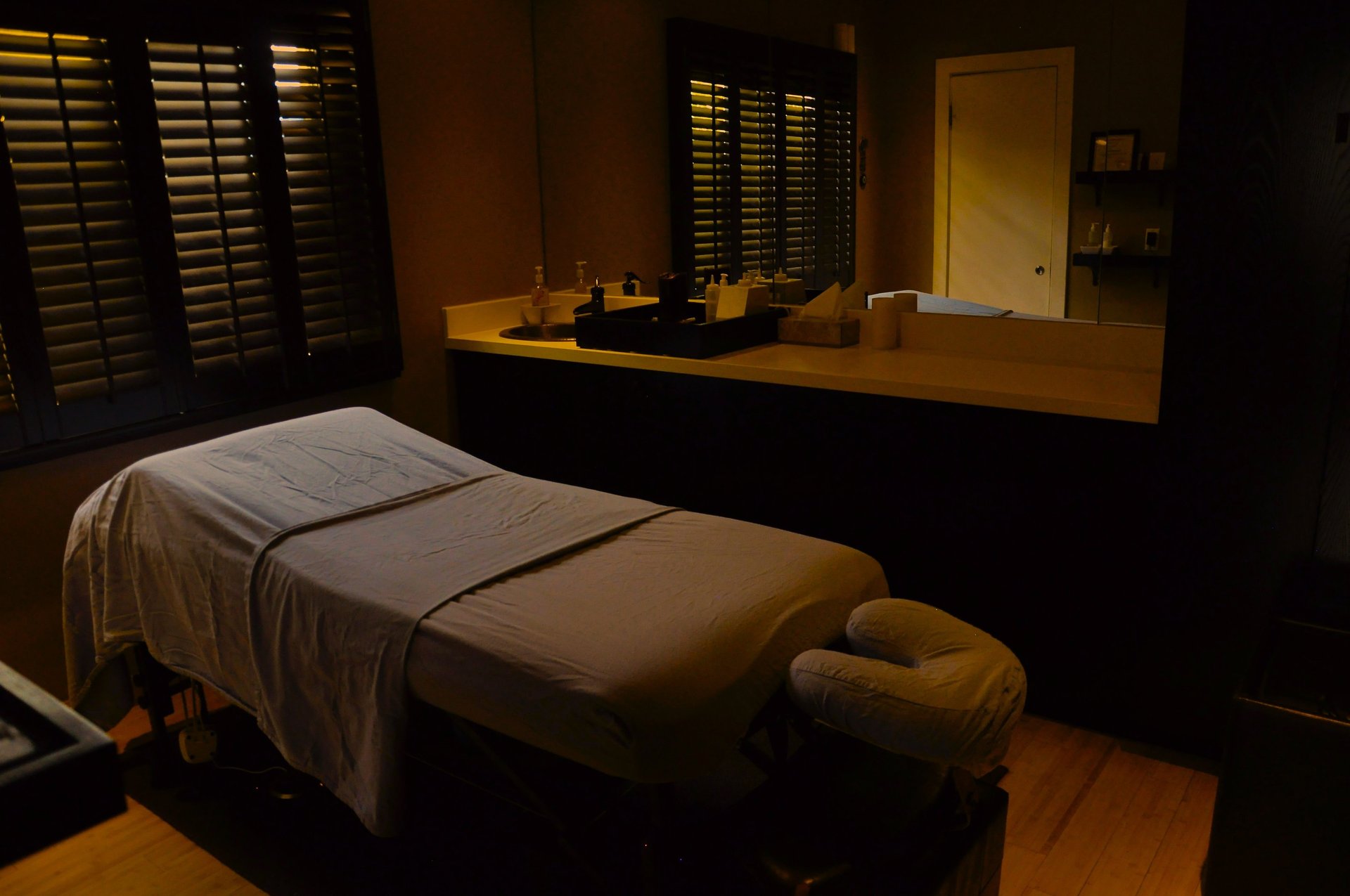 black and white bed linen