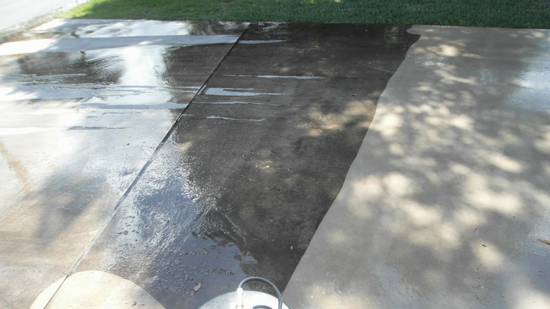 gray computer monitor