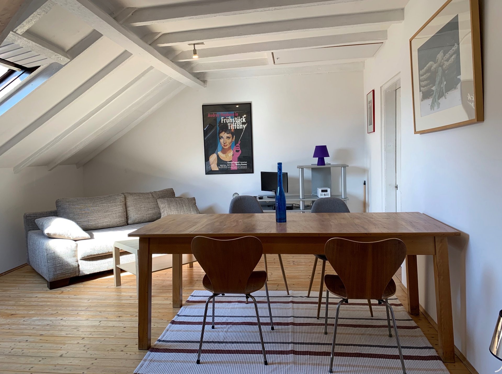 gray computer monitor