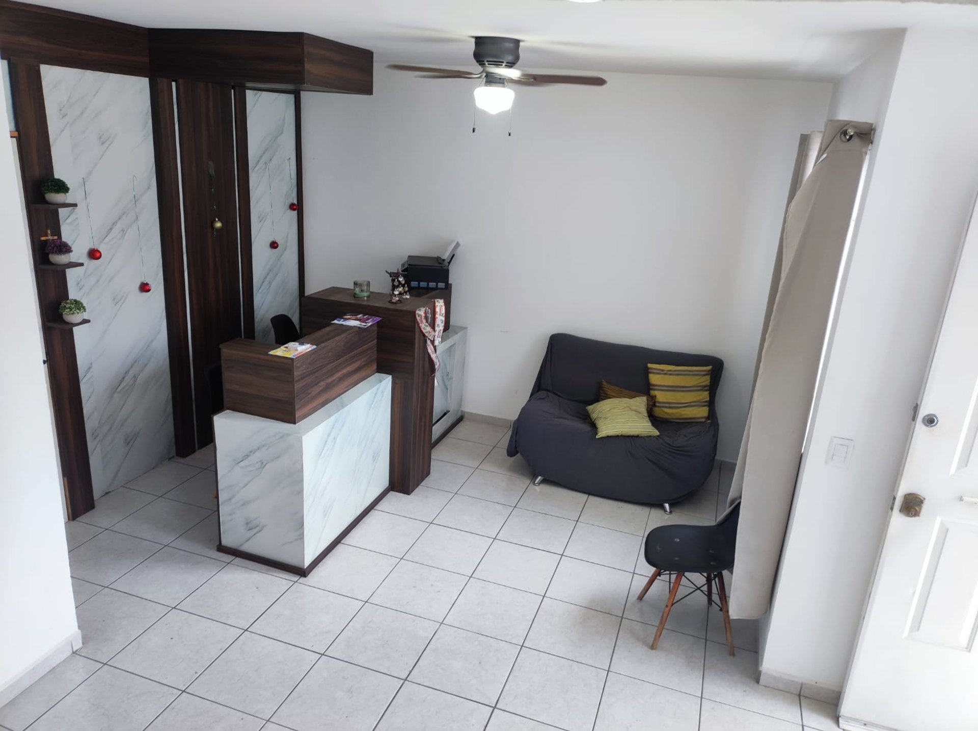 gray computer monitor