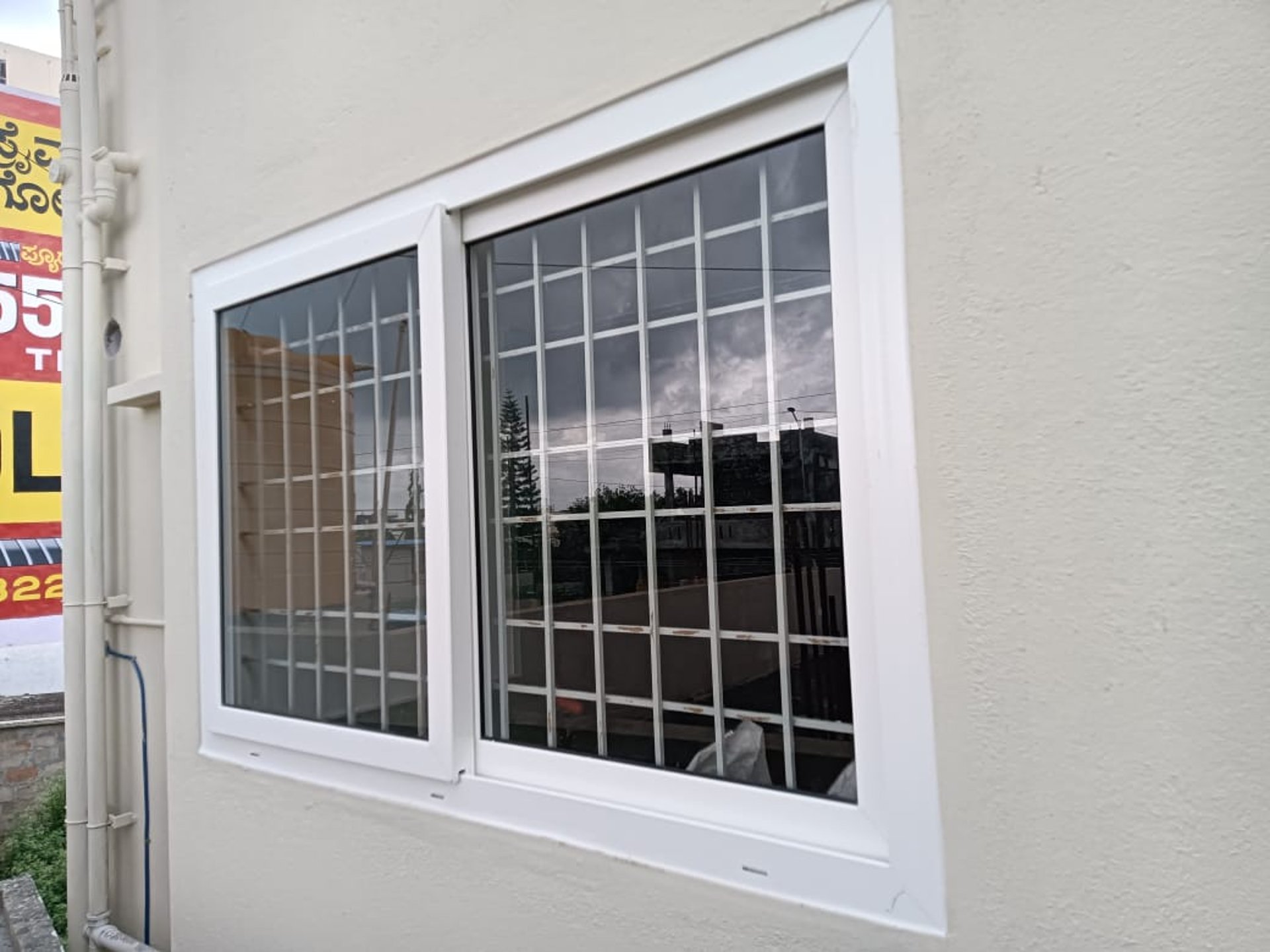 gray computer monitor