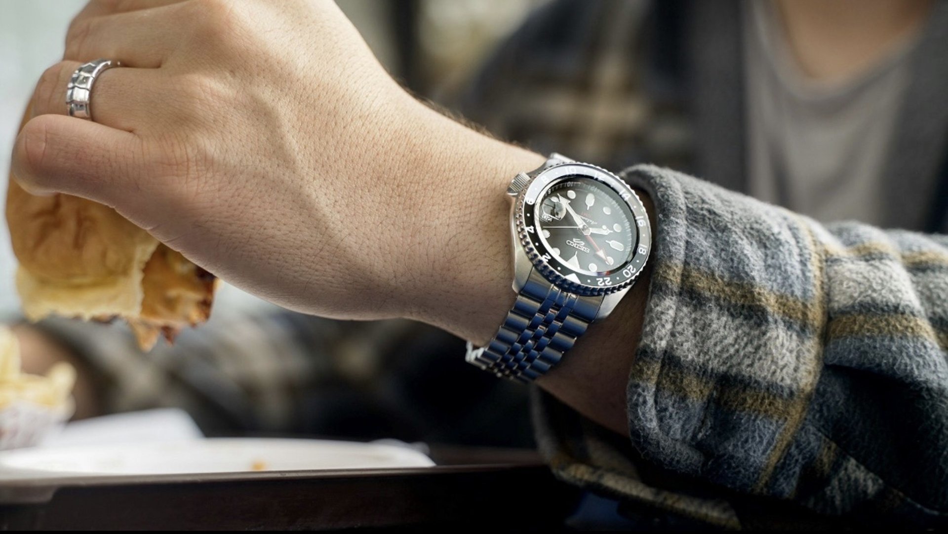 black and white bed linen