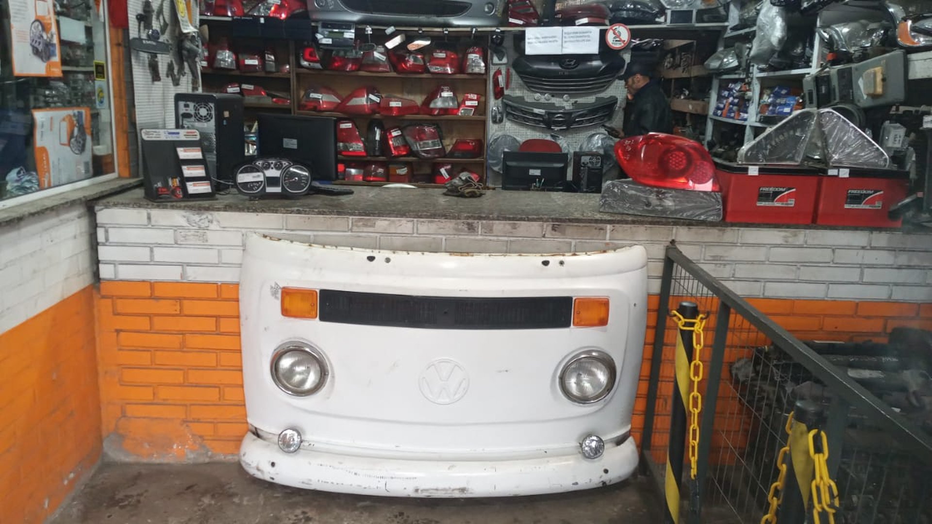 gray computer monitor