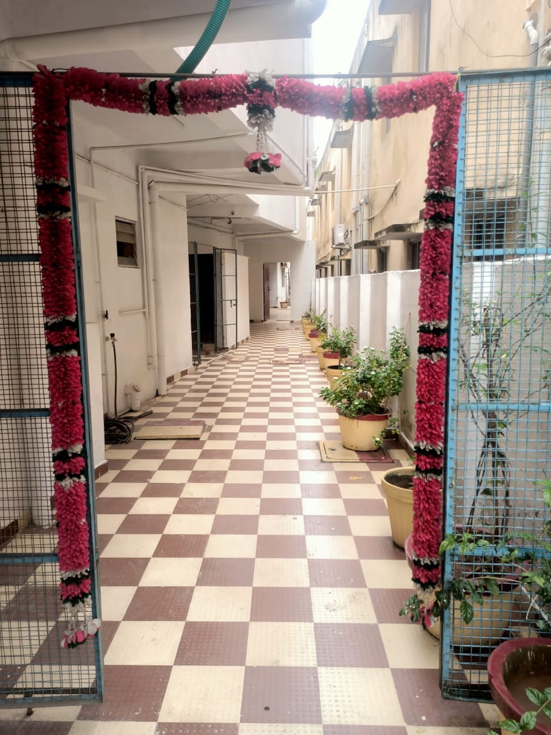 gray computer monitor