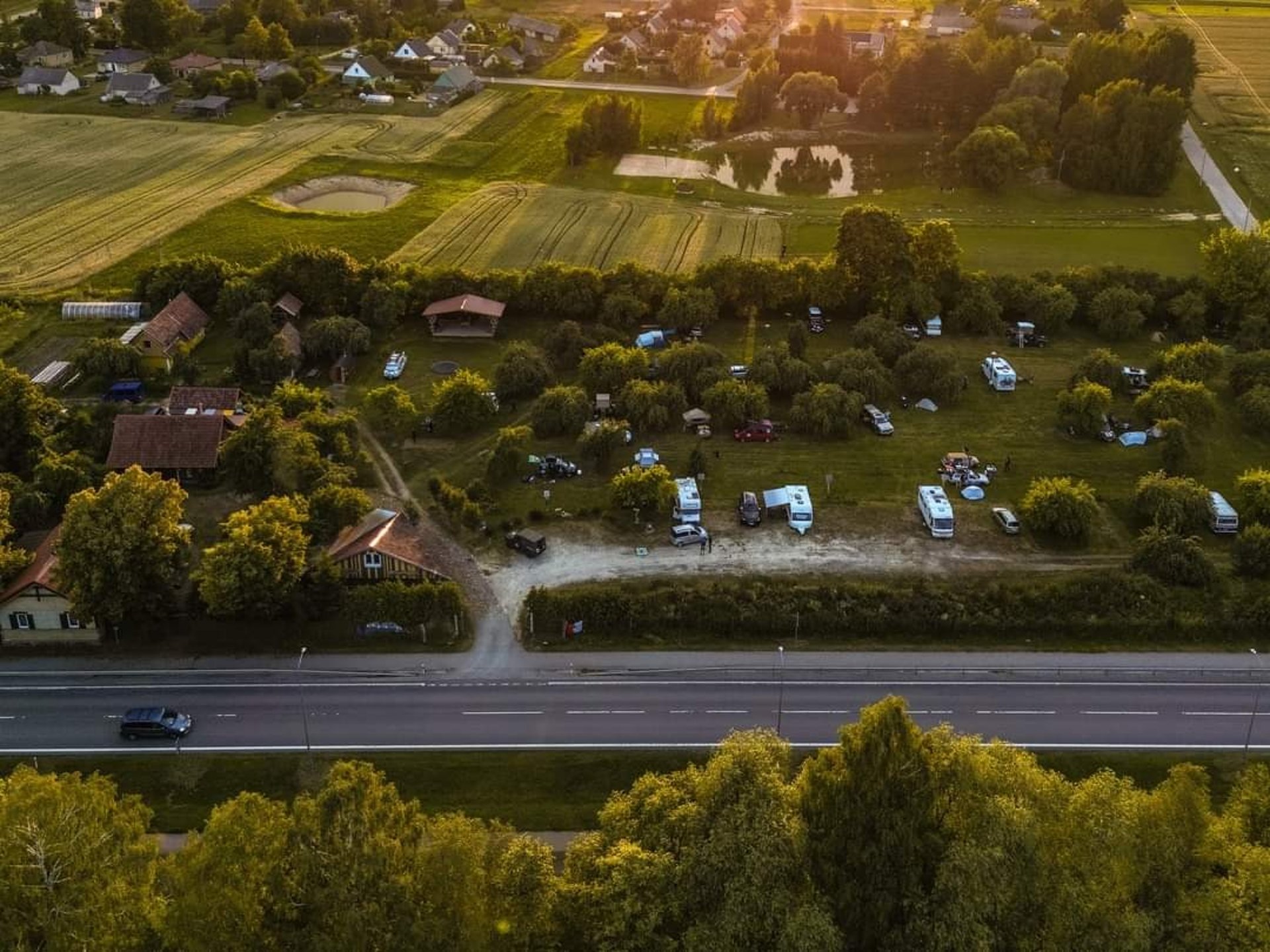 black and white bed linen