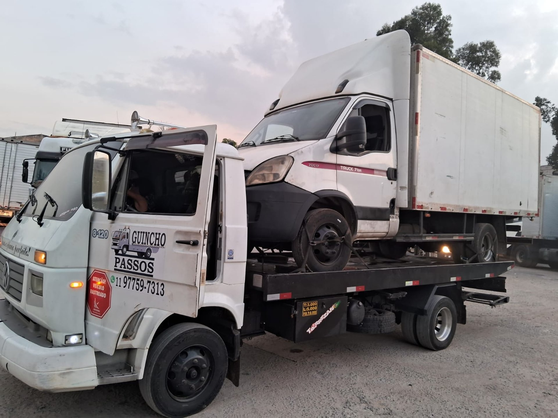 gray computer monitor