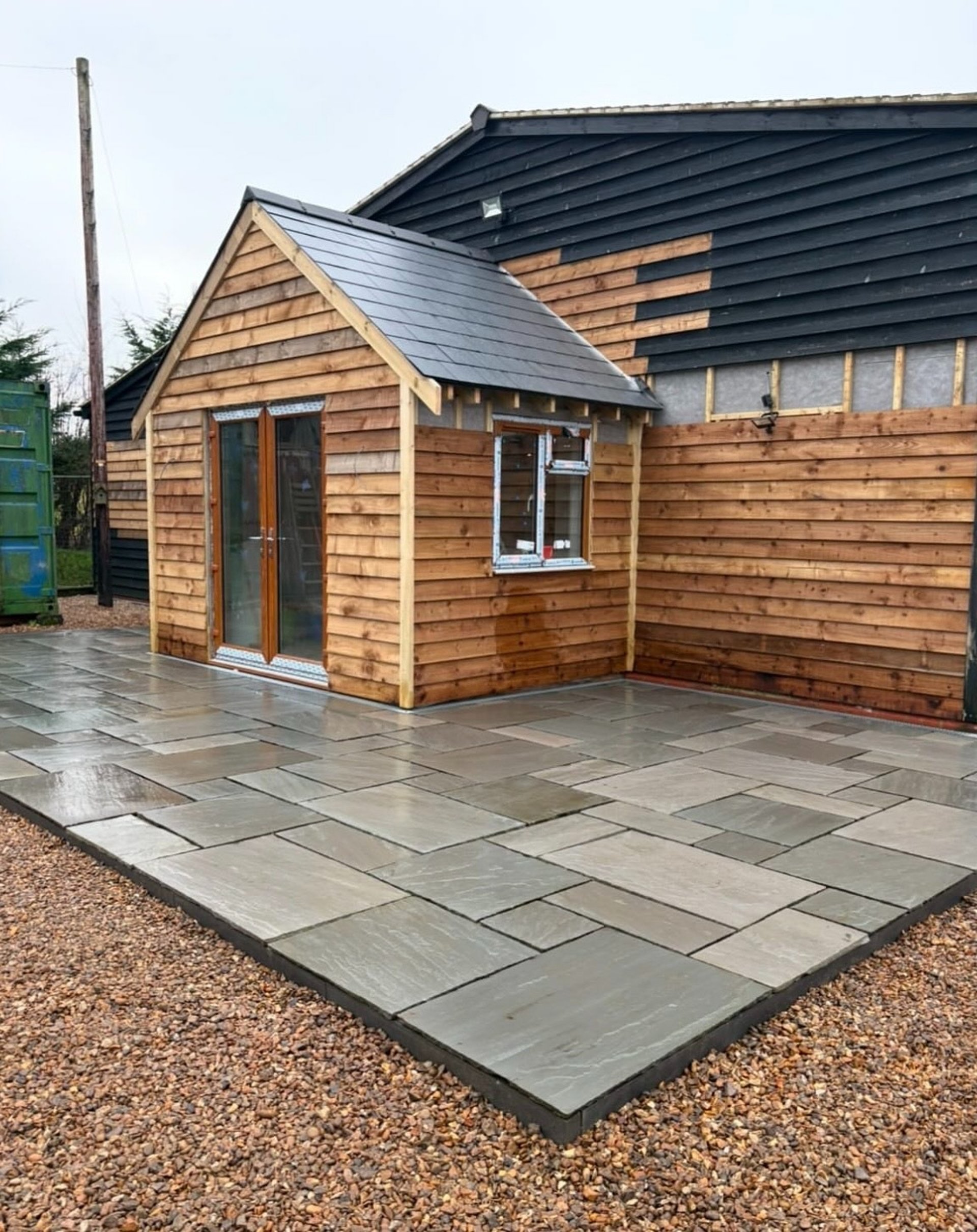 gray computer monitor