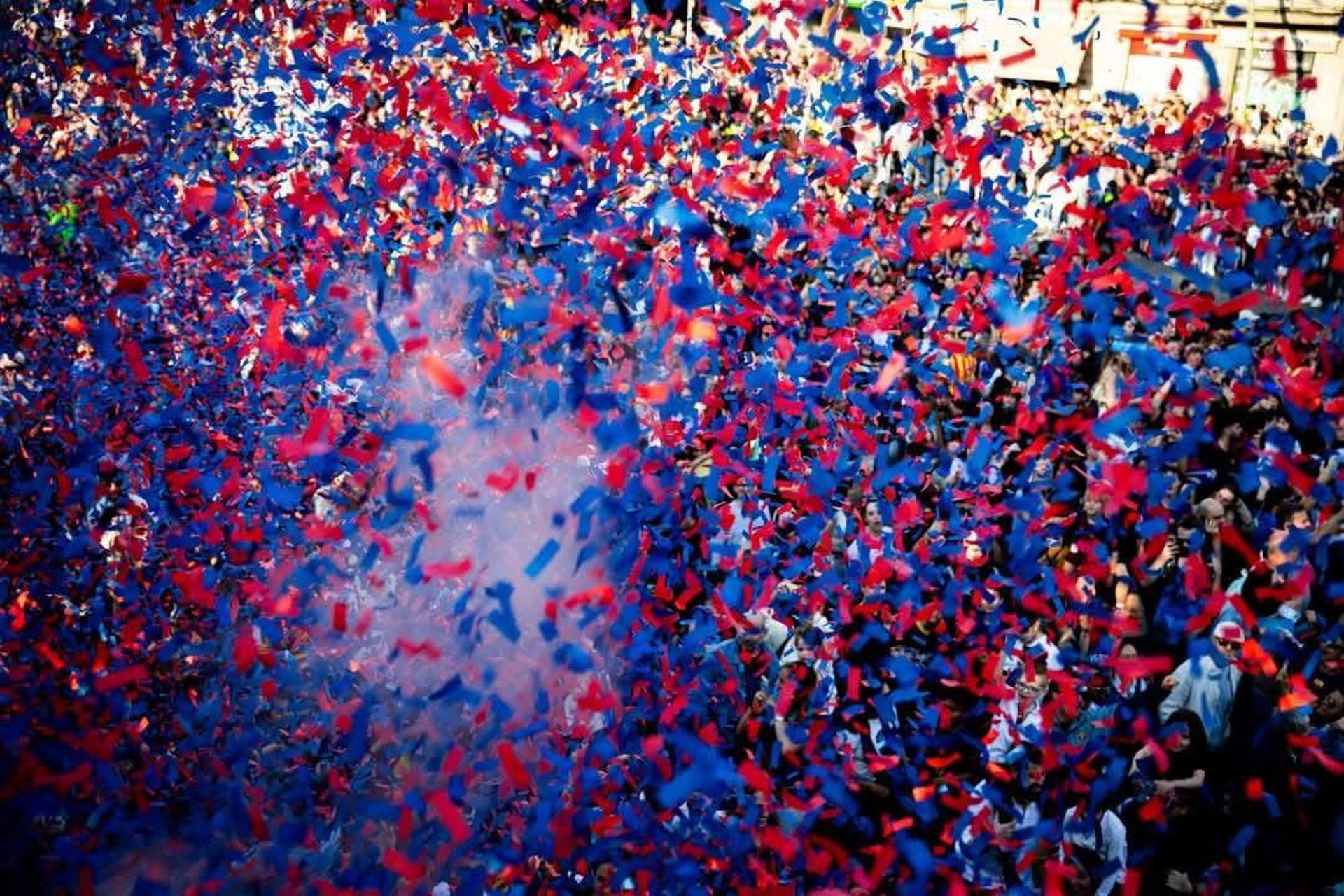 gray computer monitor