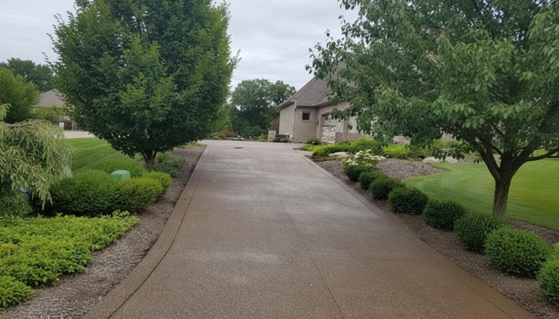 a black and white photo of a stone wall