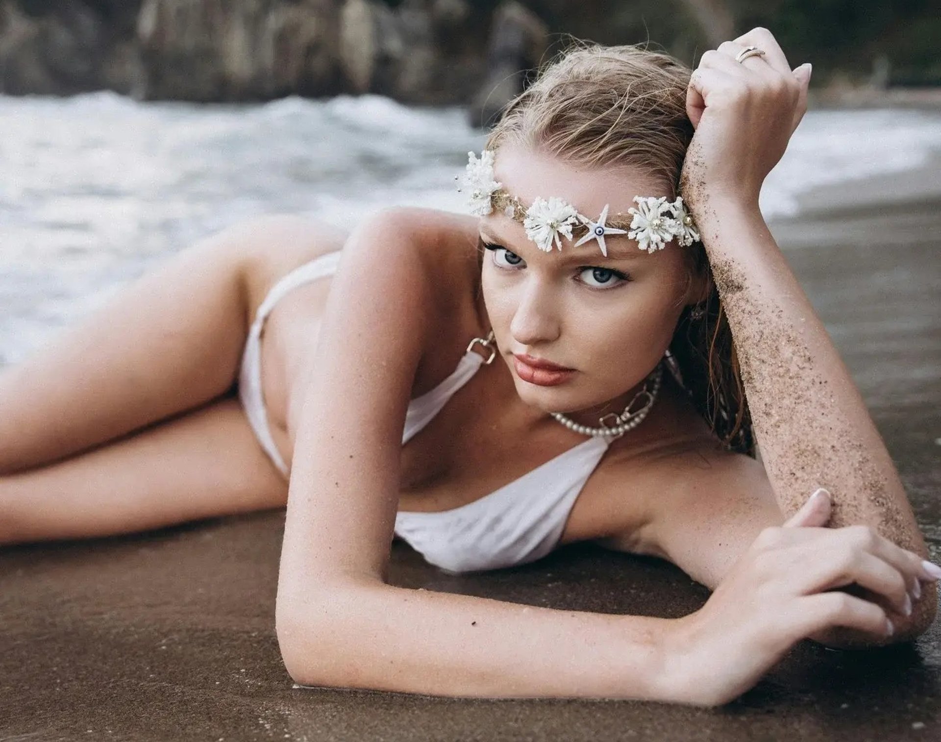 black and white bed linen