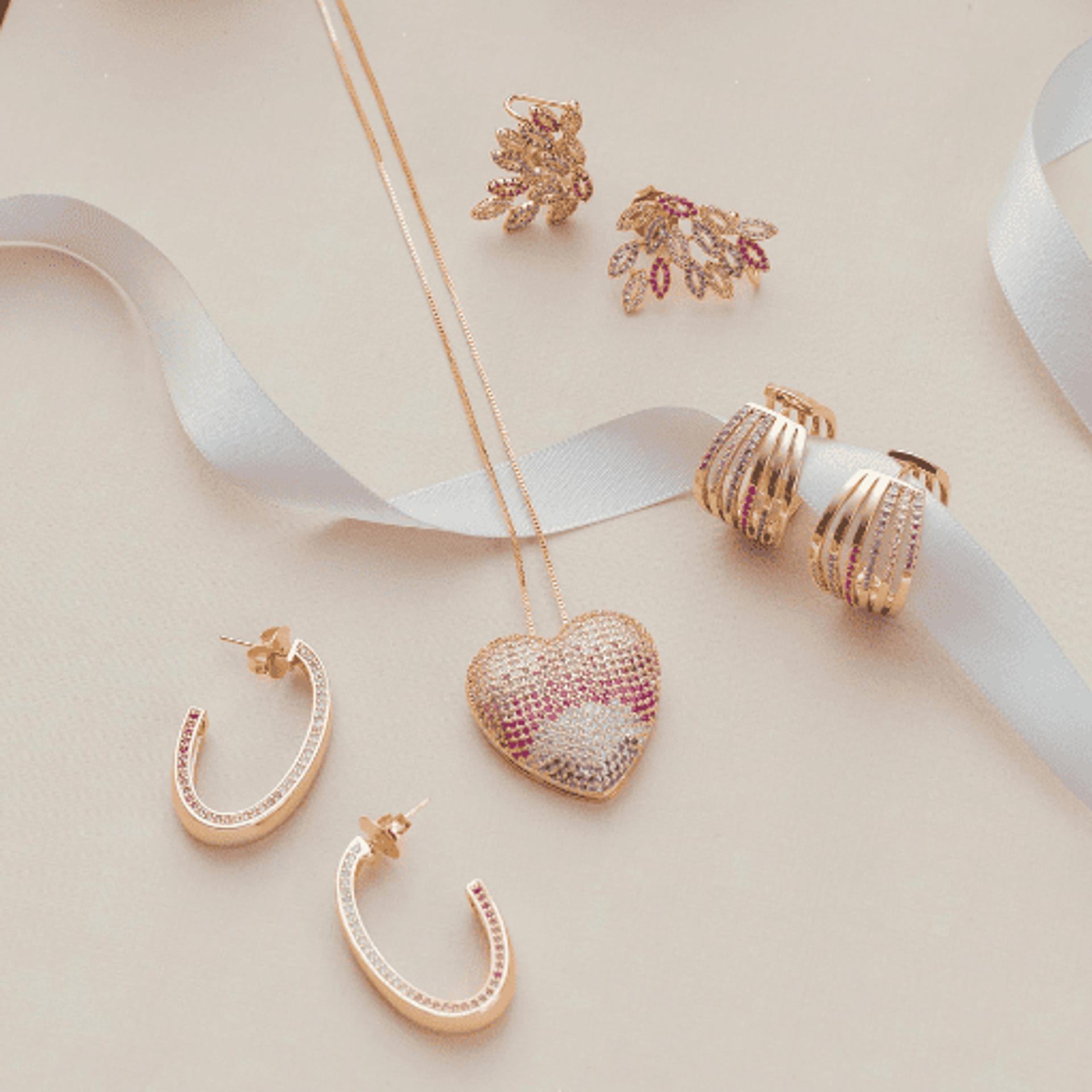 Hermoso collar en forma de corazón y aretes elegantes bañados en oro rosa