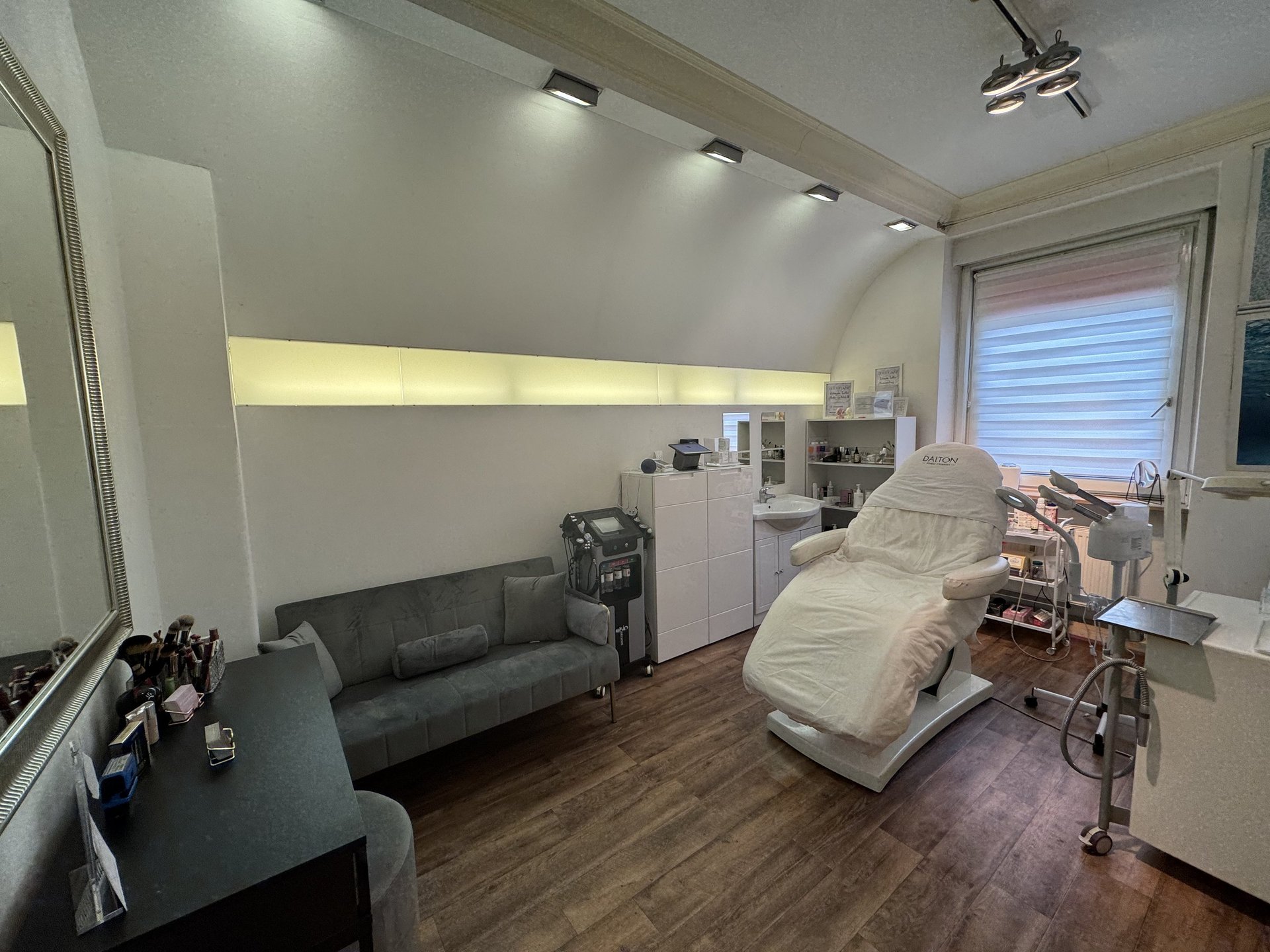 black and white bed linen