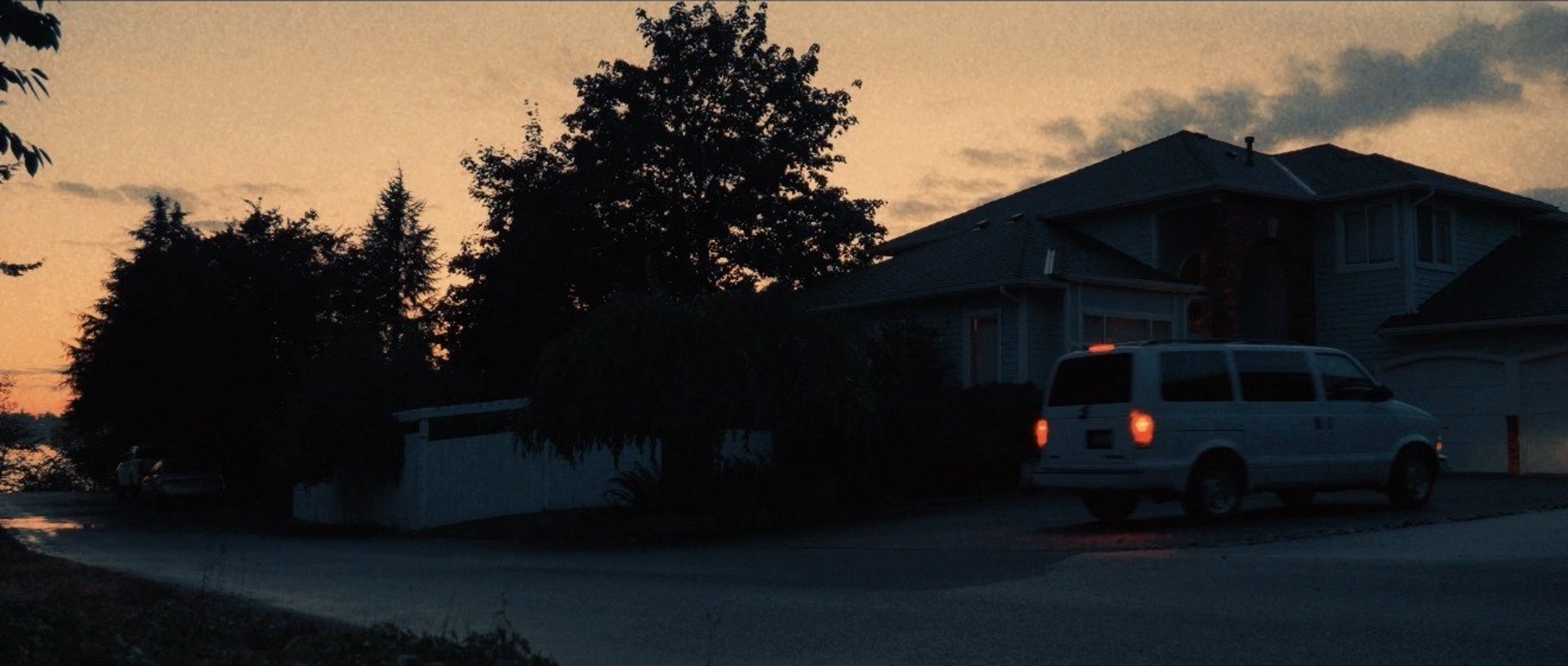 gray computer monitor