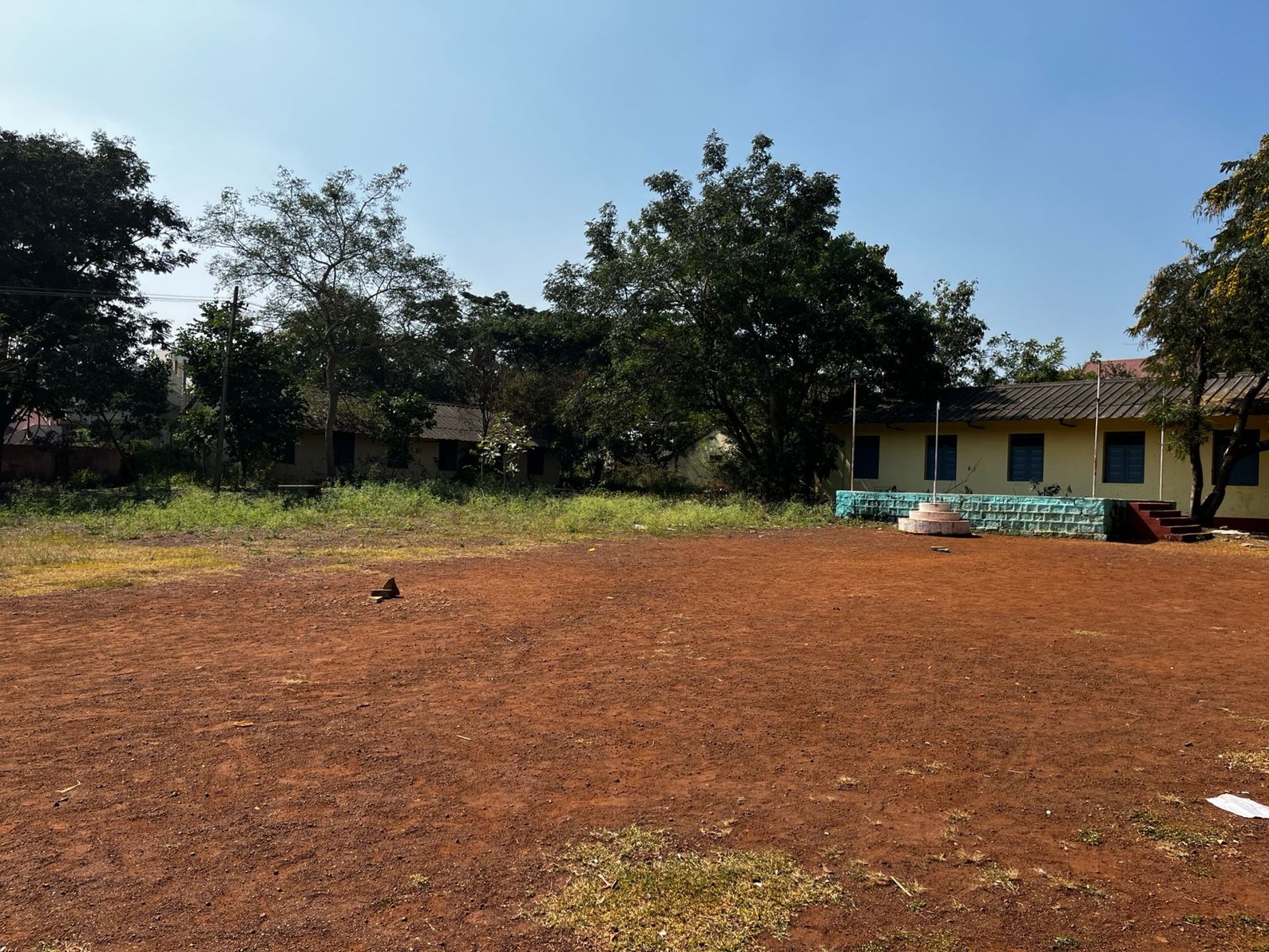 gray computer monitor