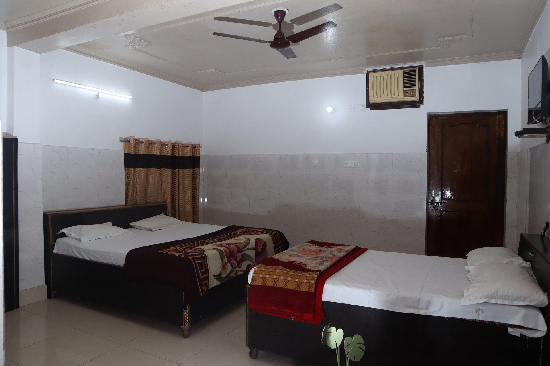 black and white bed linen