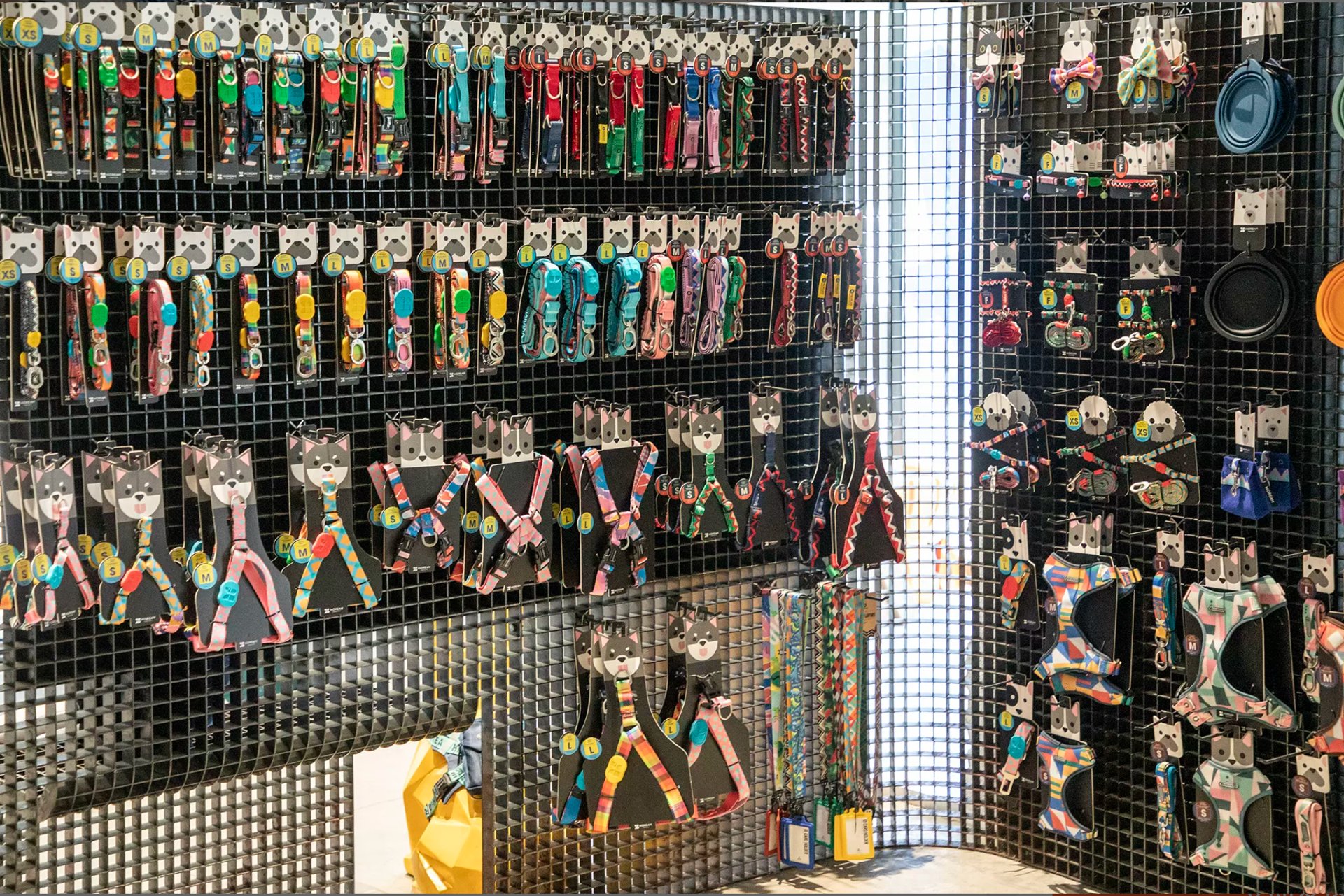 black and white bed linen