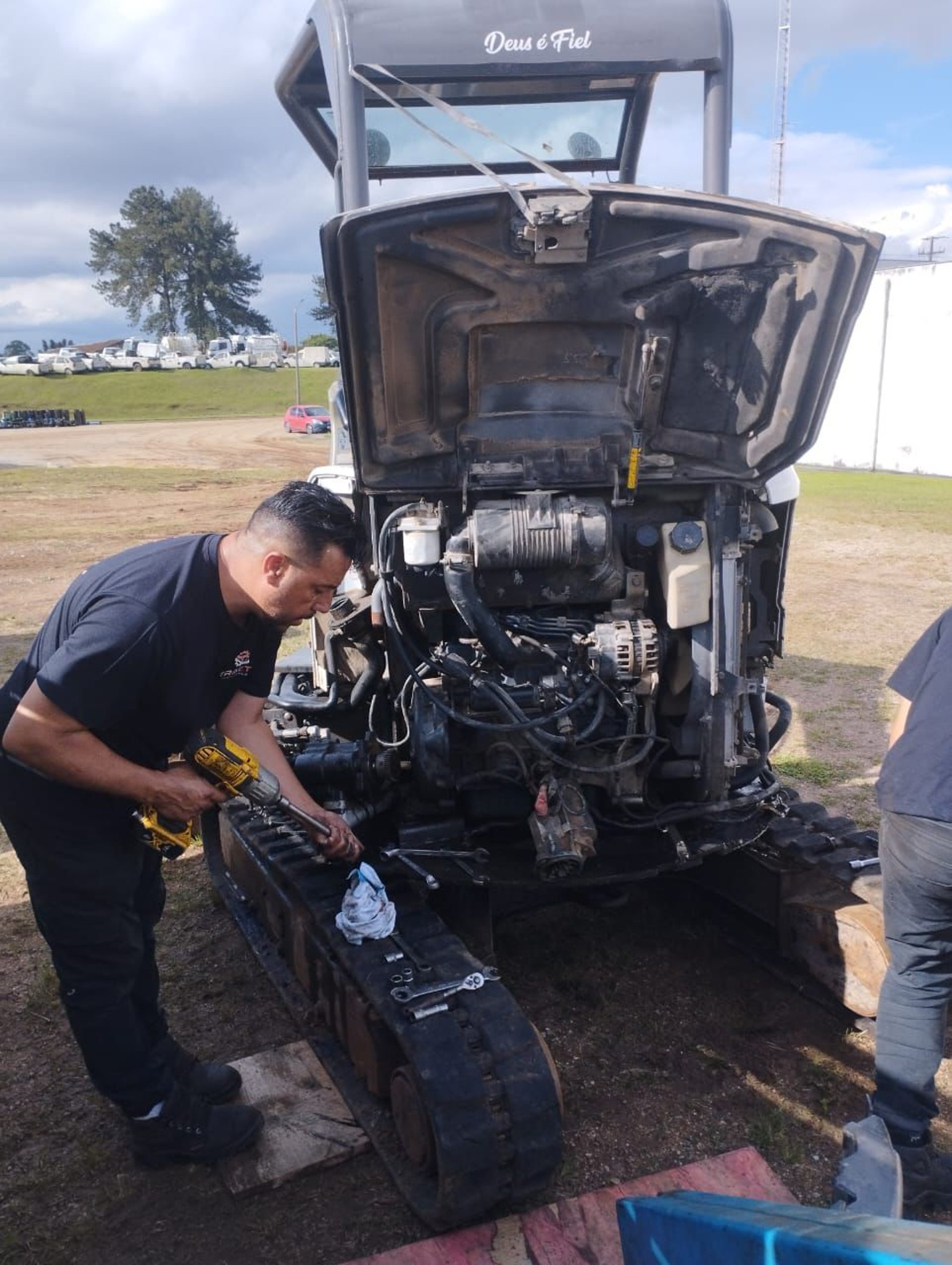 gray computer monitor