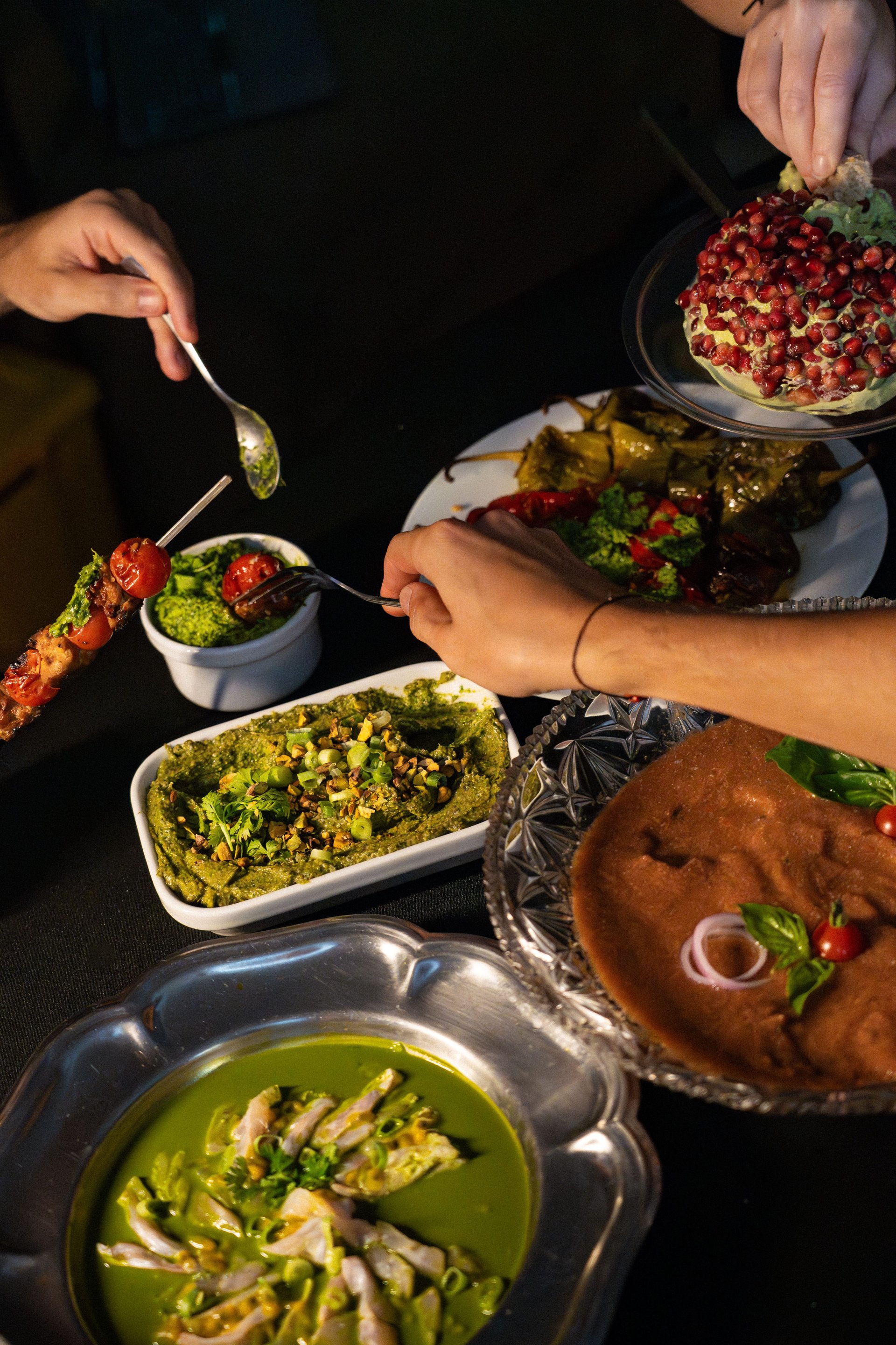 gray computer monitor