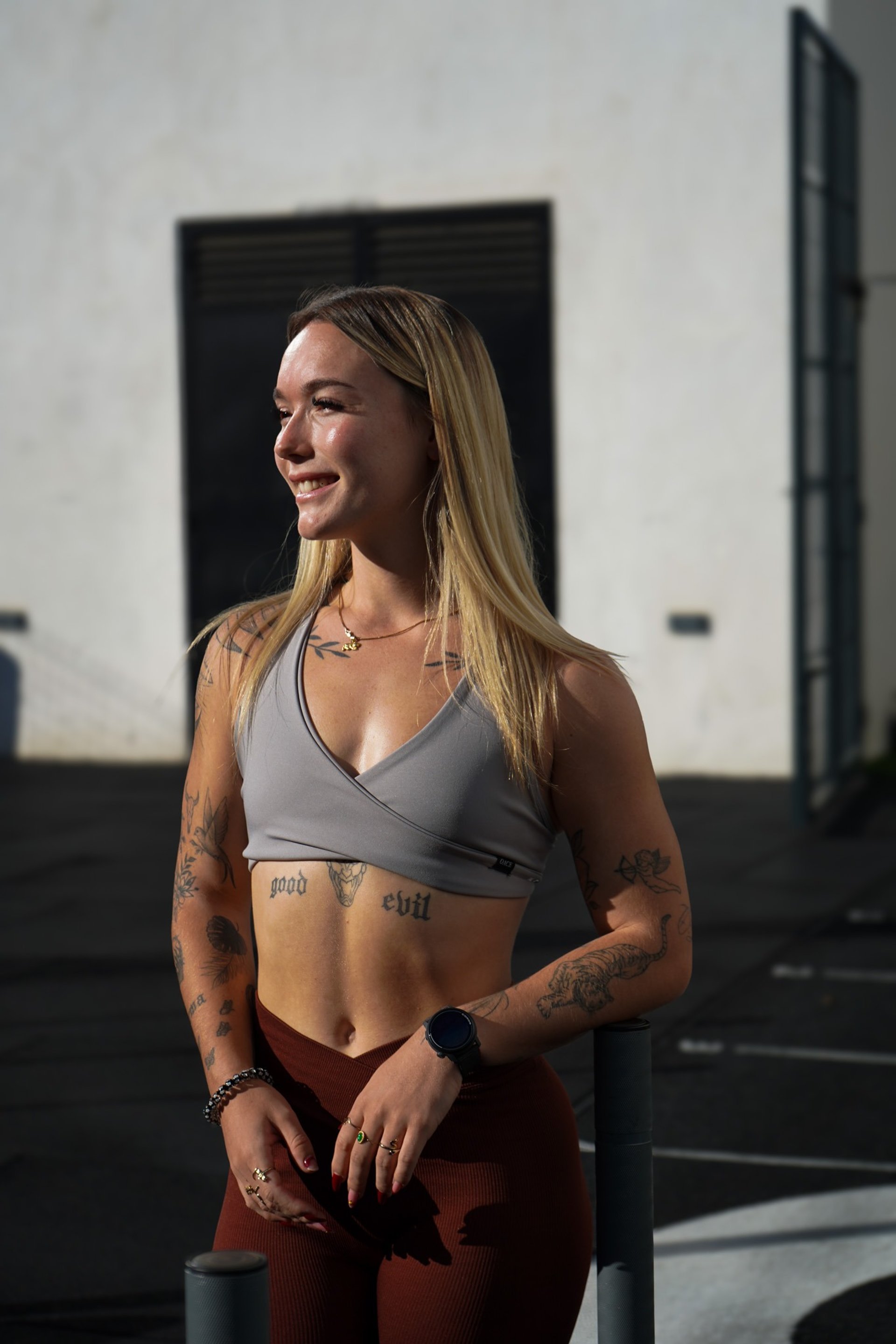 woman in black sports bra