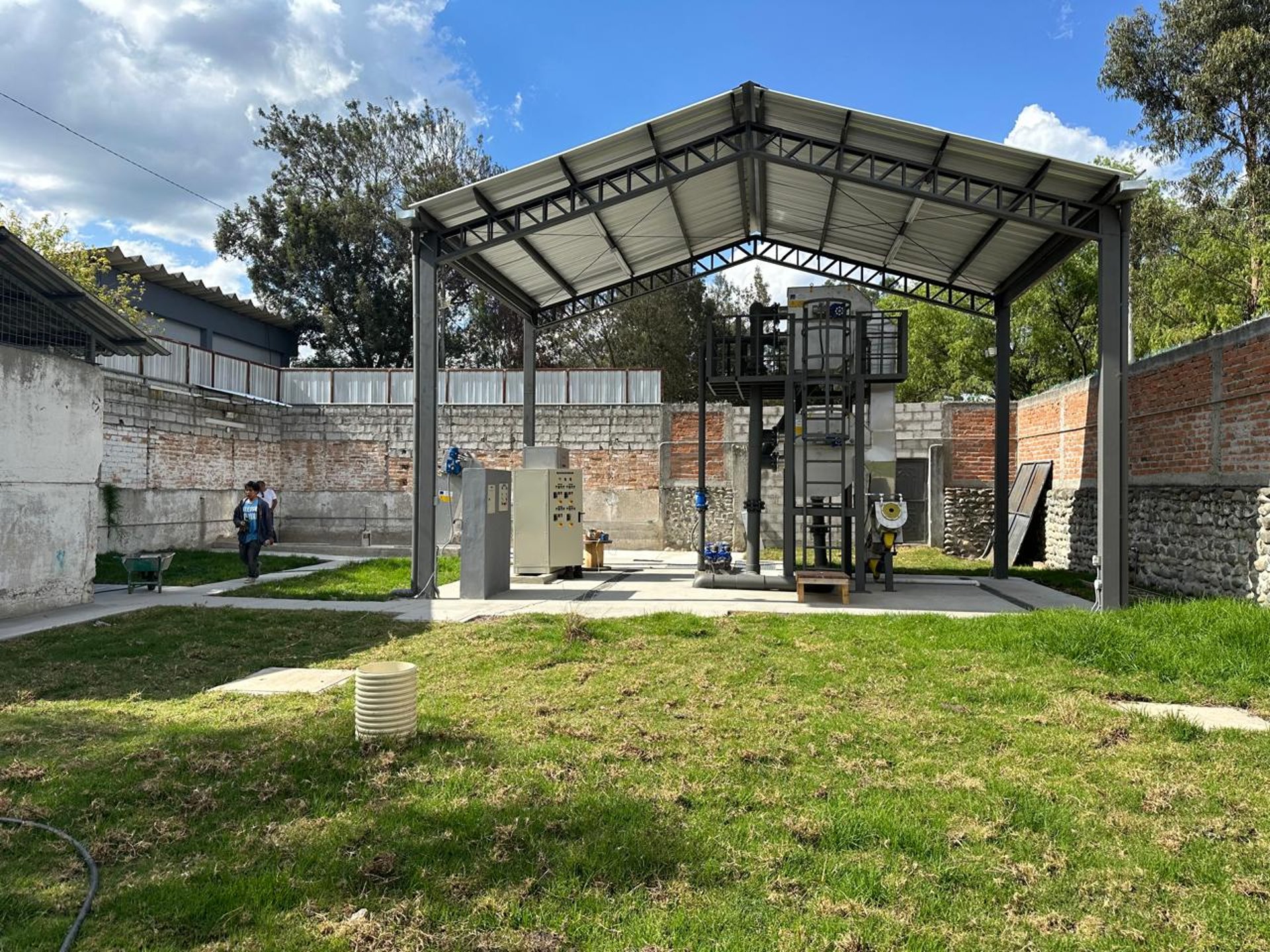 gray computer monitor