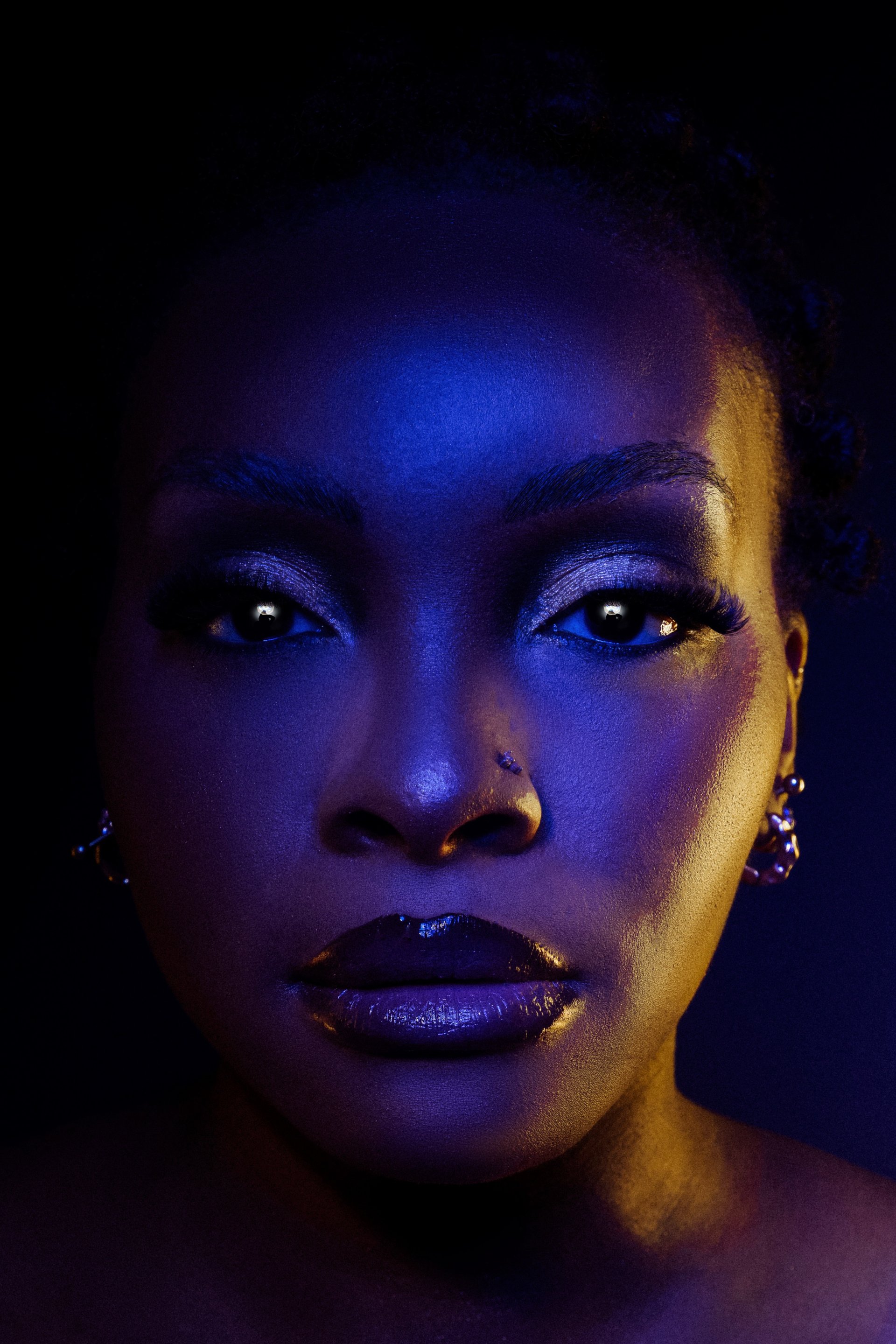 woman in white crew neck shirt wearing brown sun hat