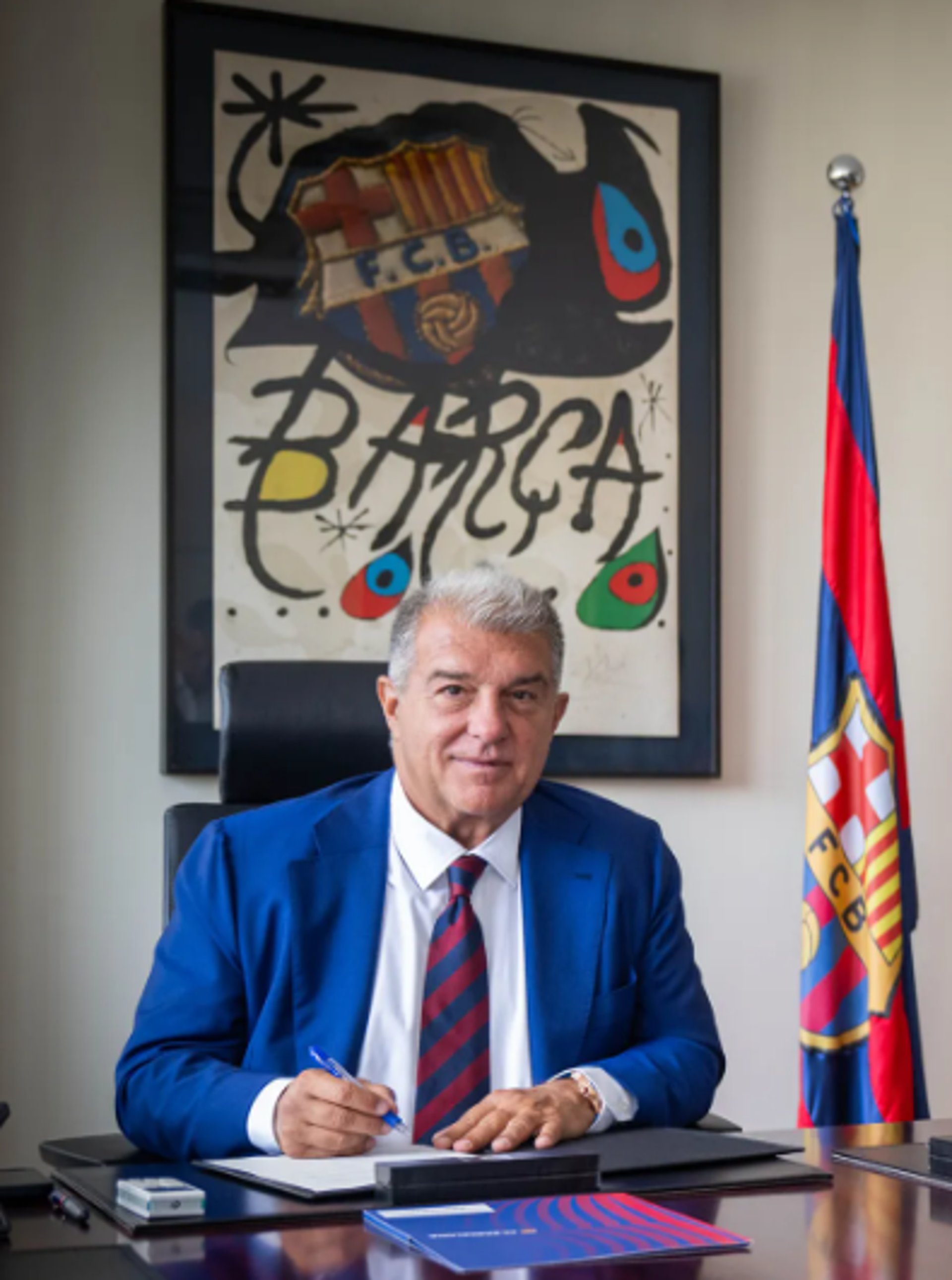 gray computer monitor