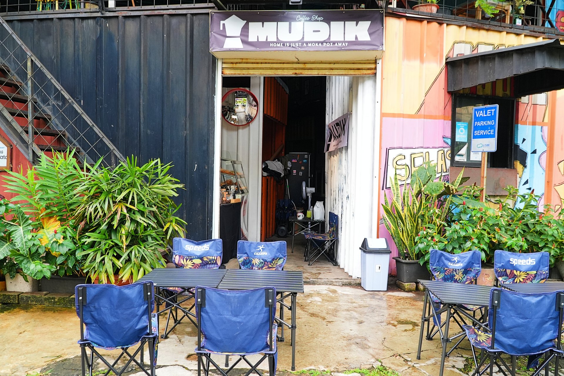 black and white bed linen