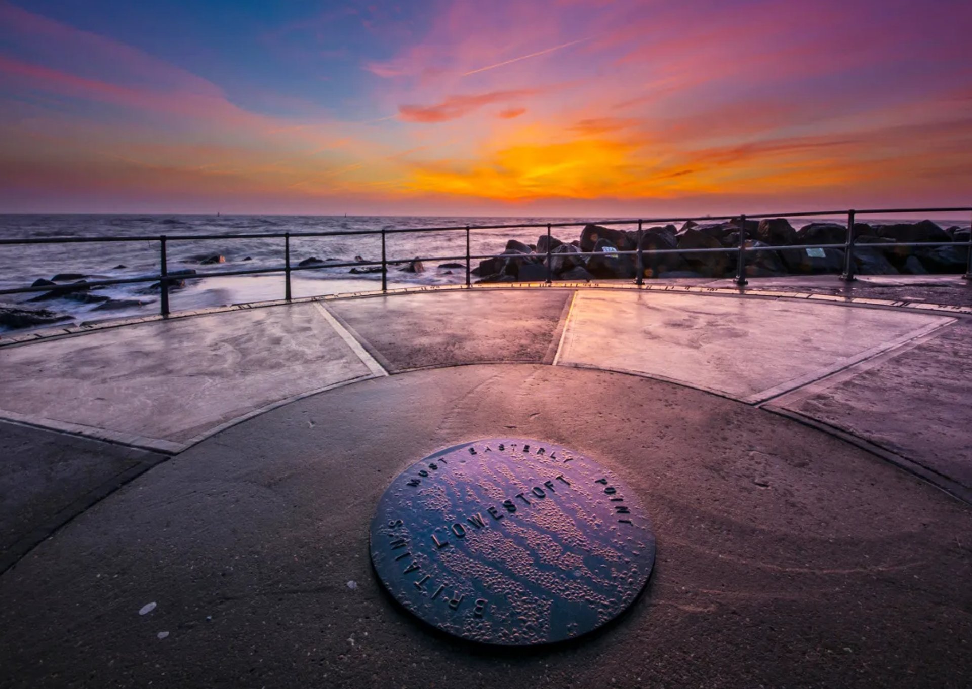 gray computer monitor