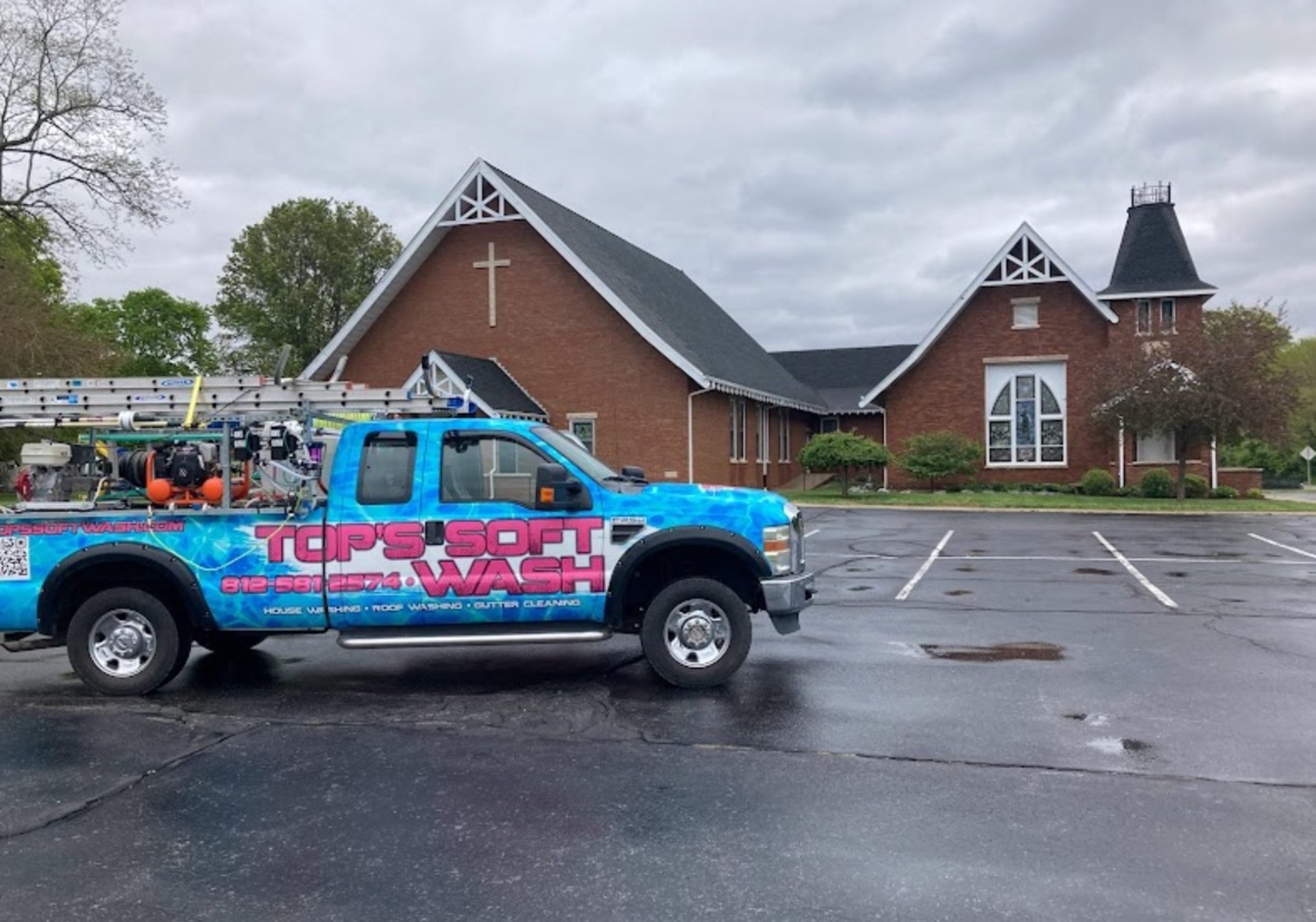 gray computer monitor