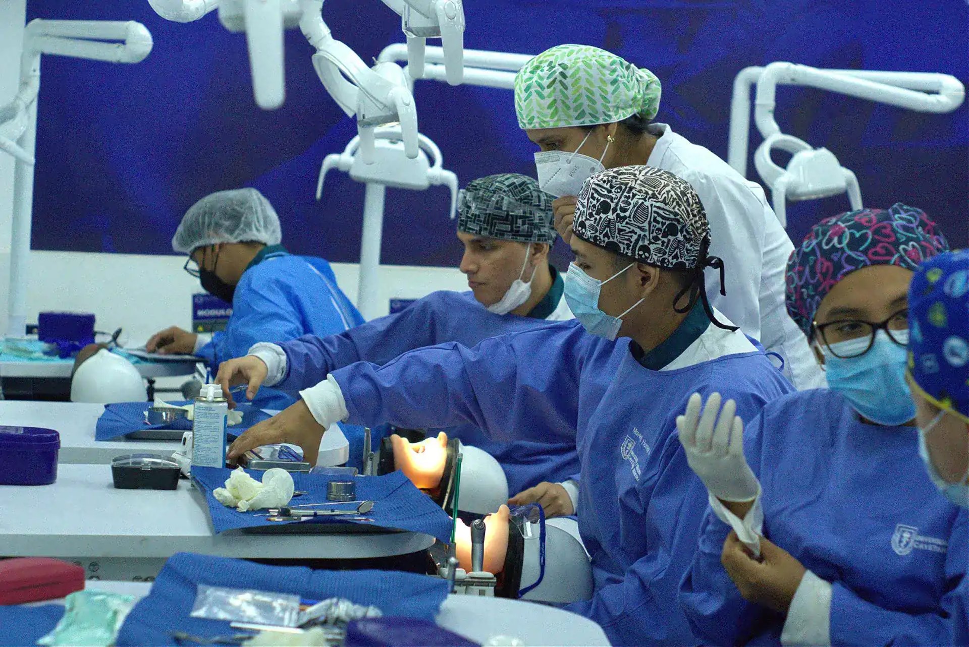 Alumnos en laboratorio de simulación odontologica