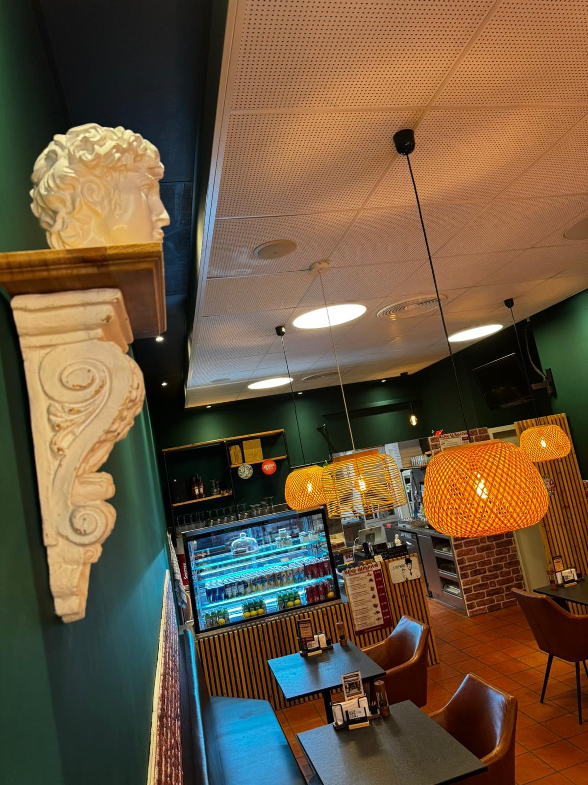 gray computer monitor