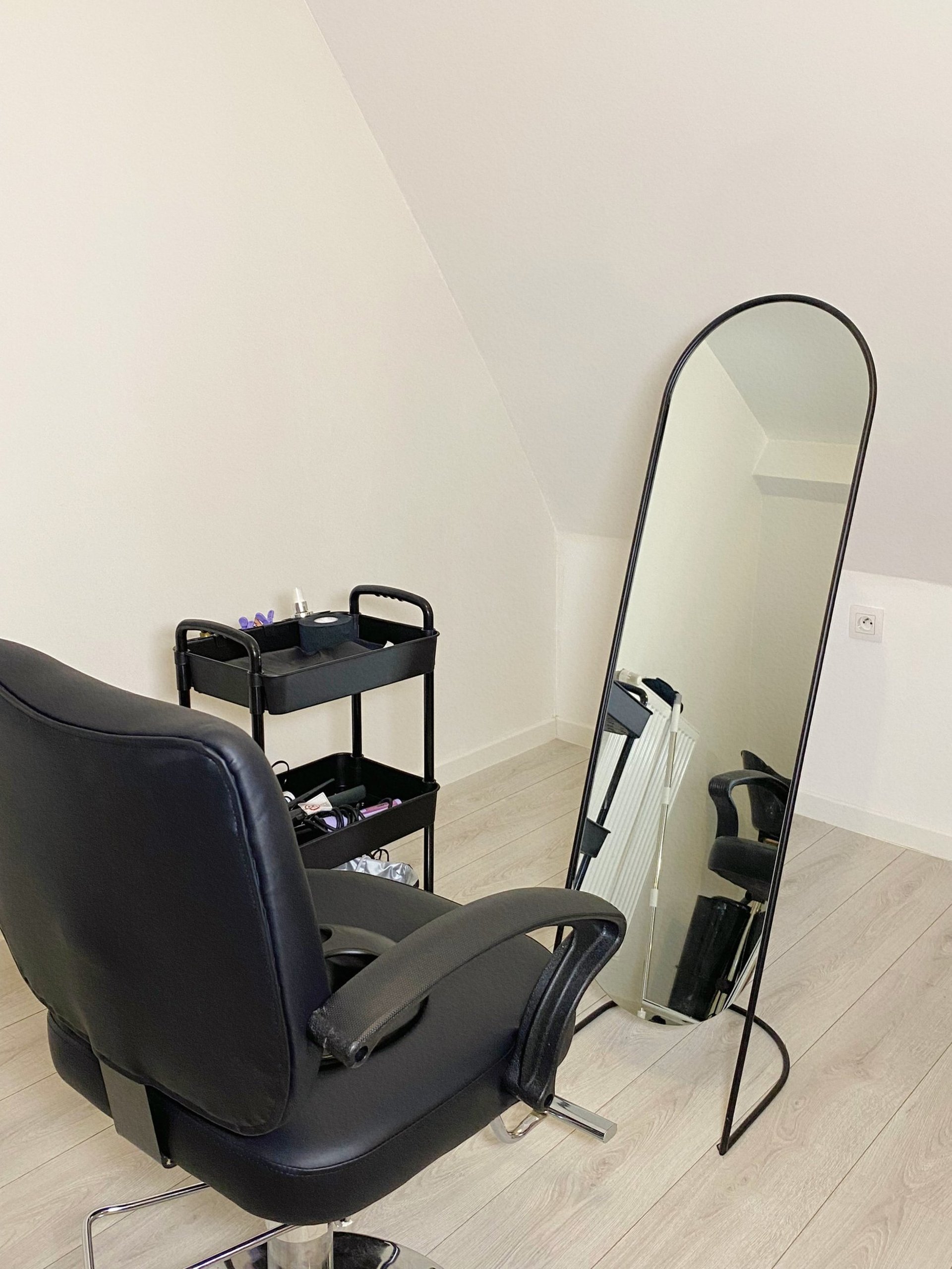 gray computer monitor