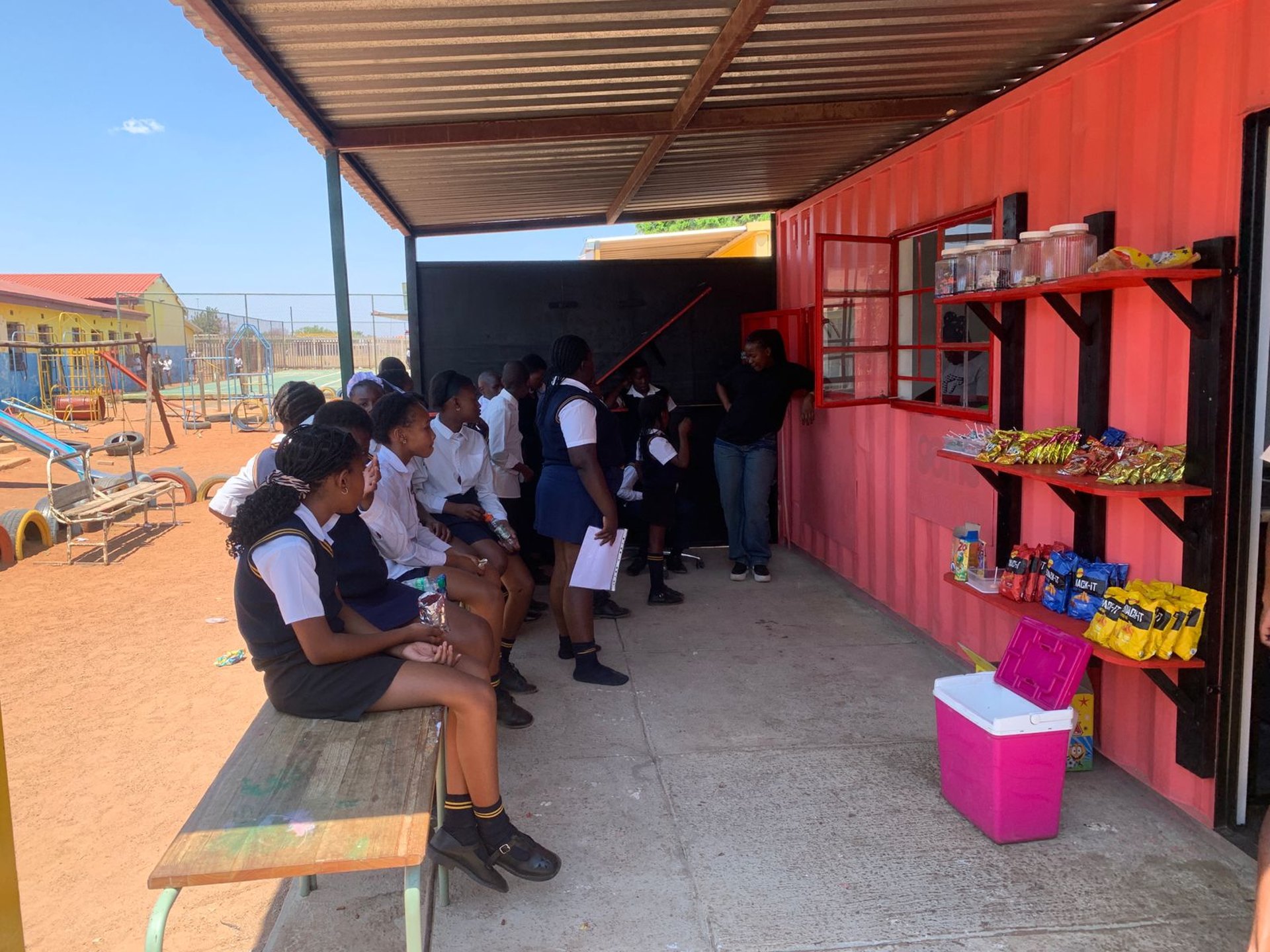 gray computer monitor