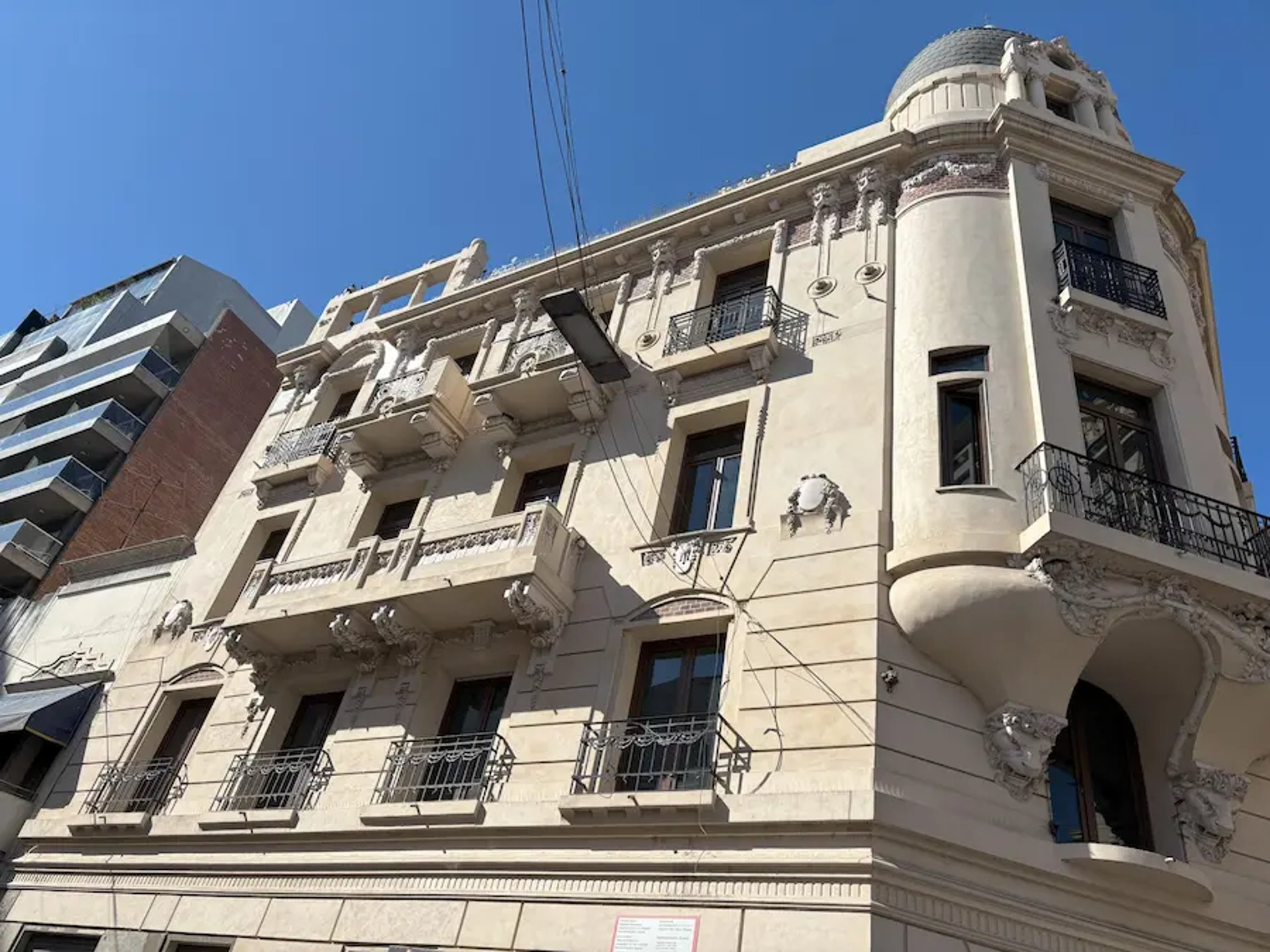 Balcón restaurado por Almapiedra en el edificio patrimonial de la Casa Censi, Rosario.