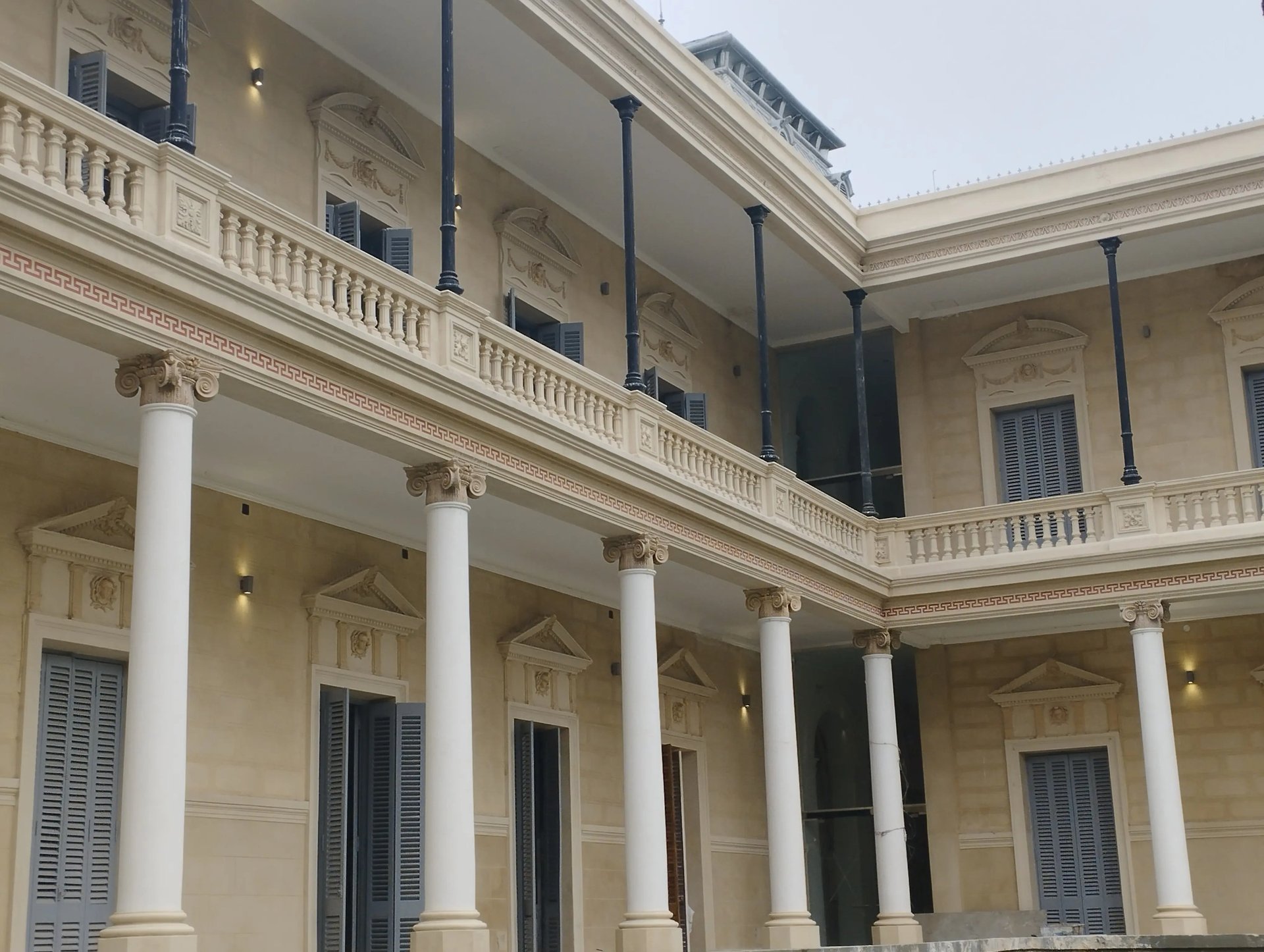 Fachada de los bańos del ala norte de la Facultad de Derecho de Rosario restaurada por Almapiedra. 