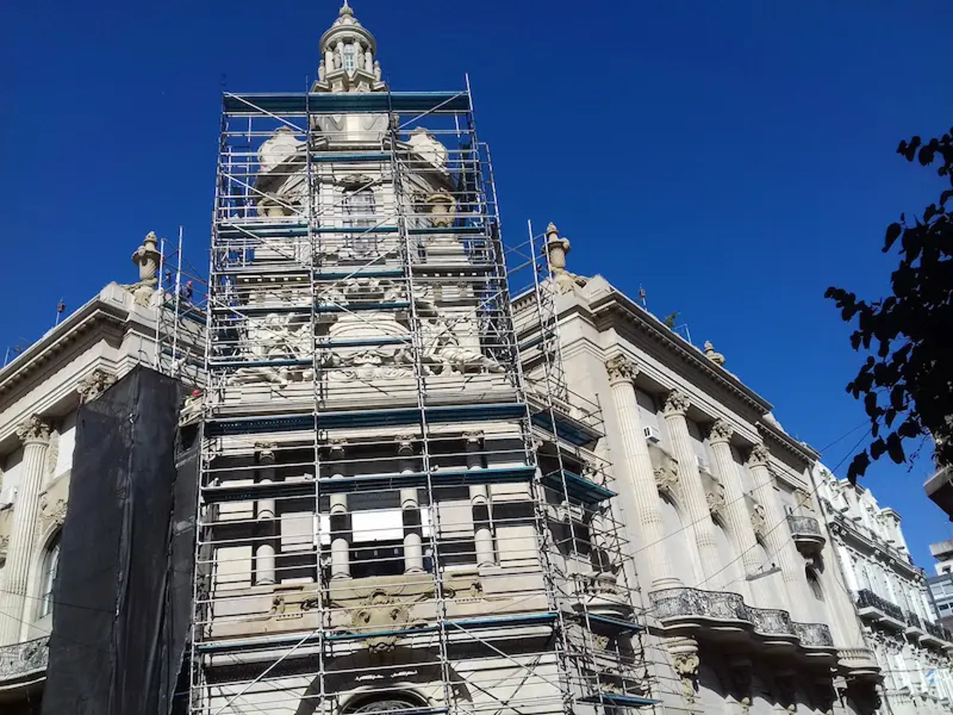 Restauración de la fachada del Jockey Club de Rosario realizada por Almapiedra.