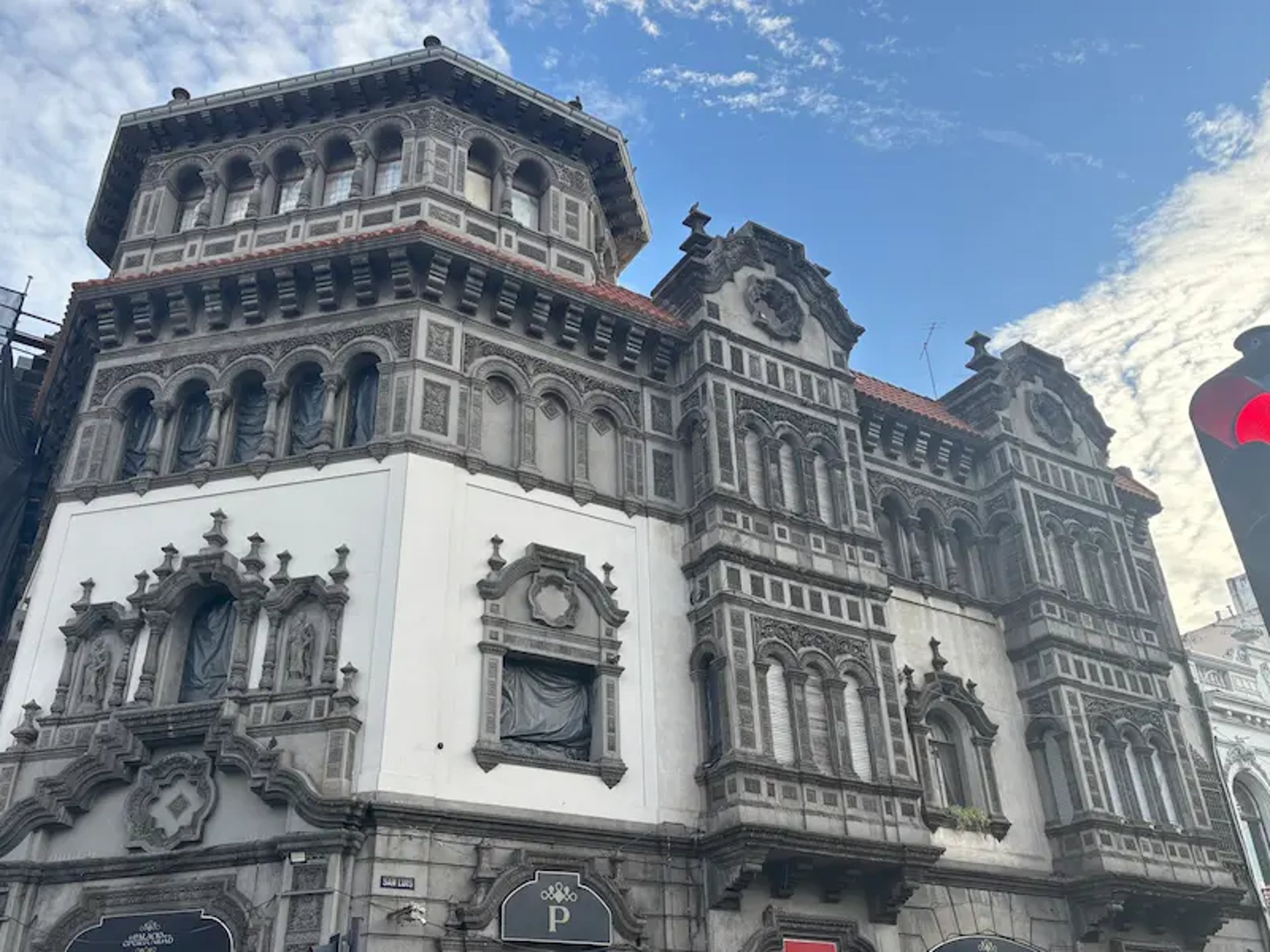 Fachada restaurada por Almapiedra de la Casa Fracasi en Rosario.