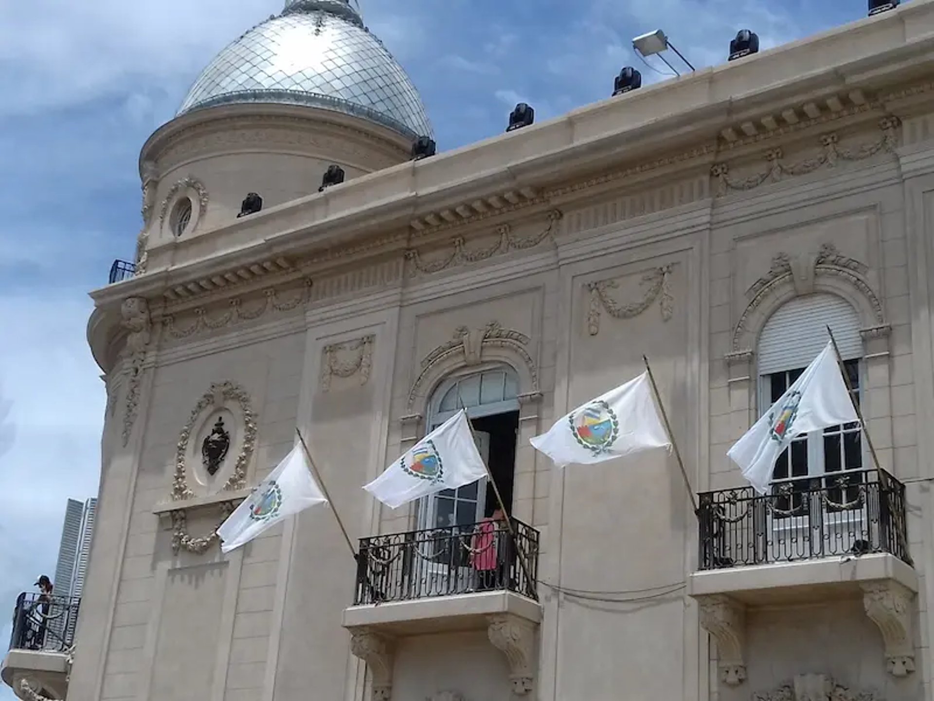 Fachada restaurada del edificio de valor patrimonial del Concejo Municipal de Rosario realizada por Almapiedra.