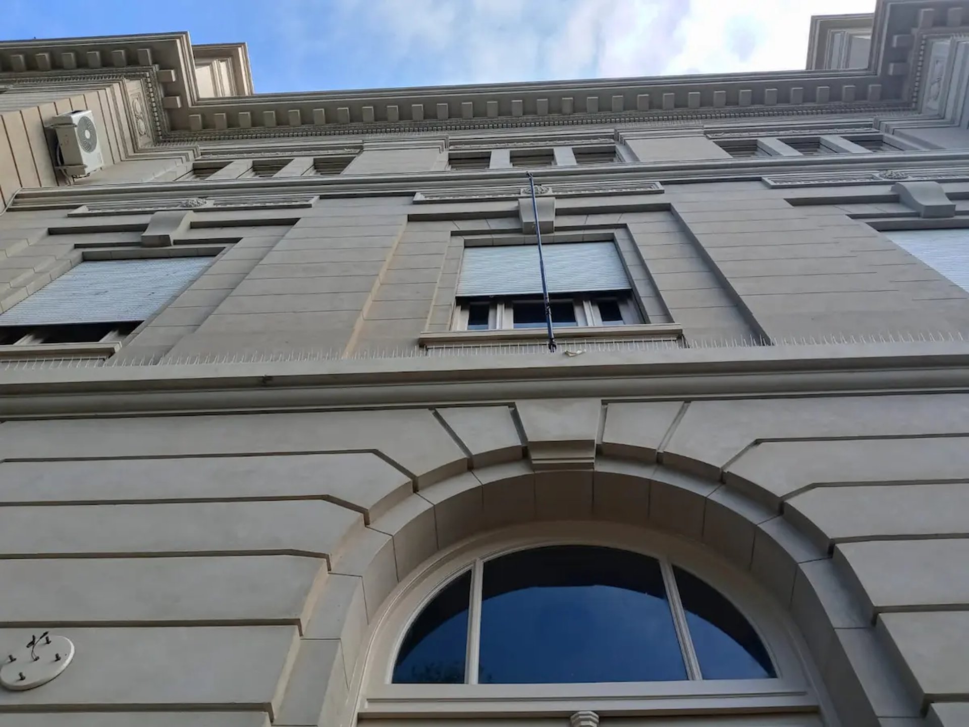Fachada restaurada de la Facultad de Ingeniería de Rosario por Almapiedra. 
