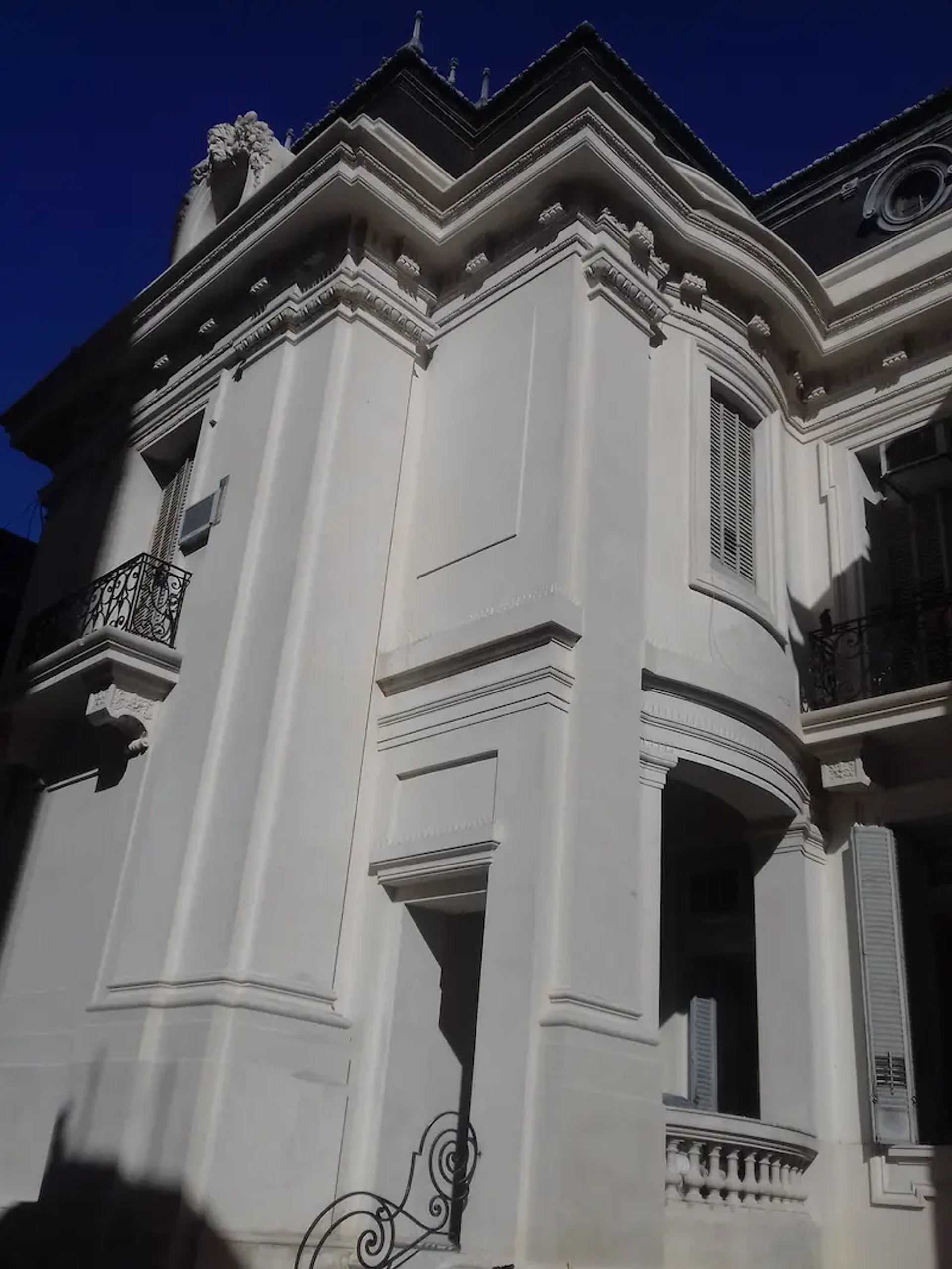 Fachada restaurada de la Sede de Rectorado de la Universidad Nacional de Rosario por Almapiedra
