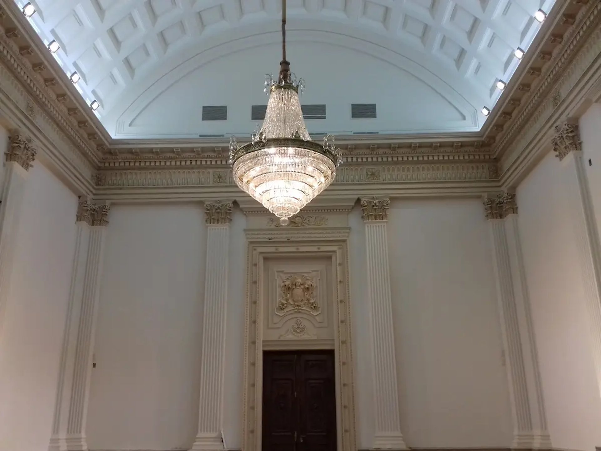 Techo y lámpara colgante del Salón Blanco de la Gobernación de Santa Fe en Rosario restaurados por Almapiedra.